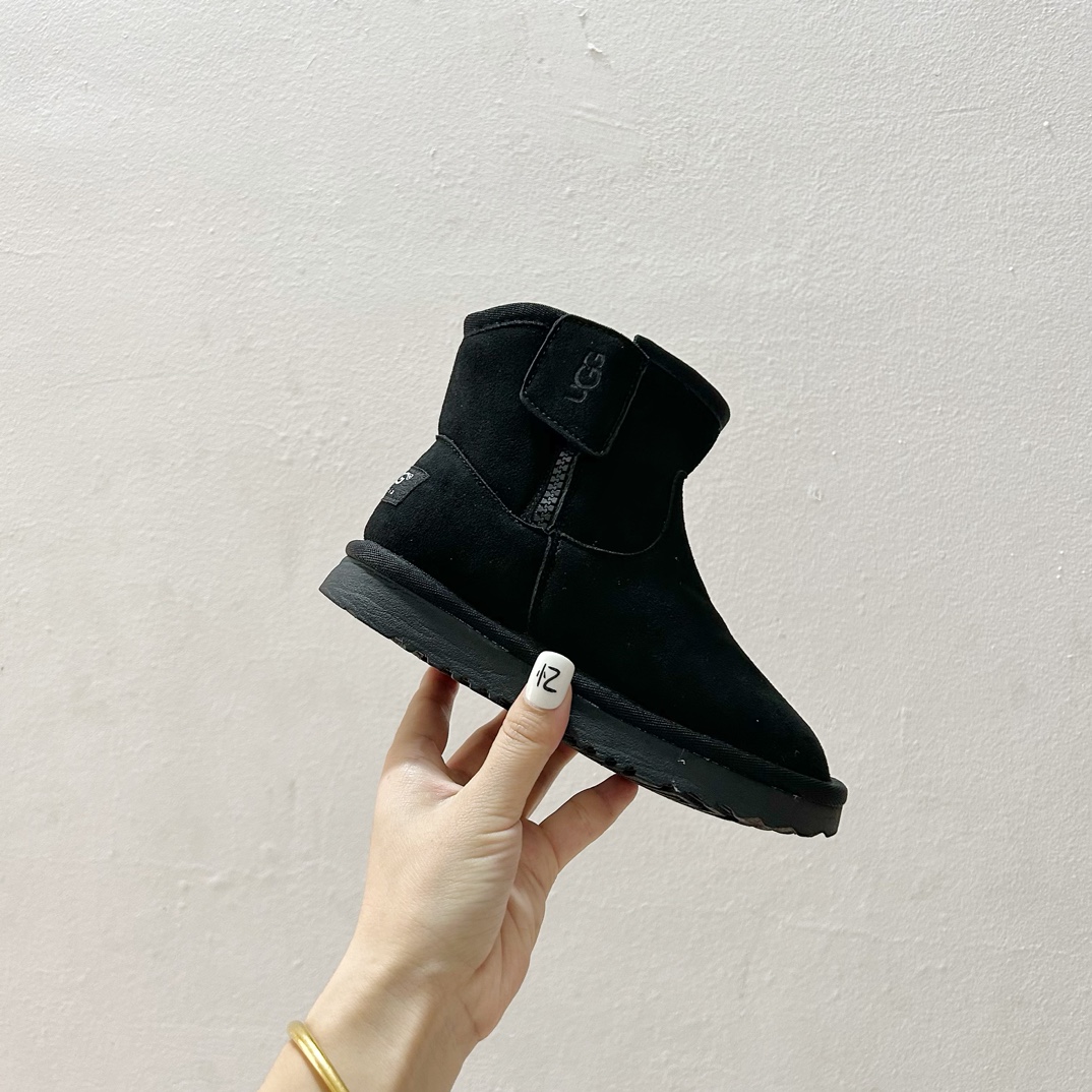 图片[2]-🔗UGG埃德瑞经典儿童迷你靴✨ 尺码：28-37码 这款靴子设计简洁大方，拥有经典的UGG风格，是冬日里孩子们的最佳伴侣。🌈 它们适合搭配各种冬装，无论是滑雪服还是日常的休闲装扮，都能完美融合。🎨 同时，迷你靴的设计让孩子们在玩耍时更加灵活方便。 无论是在雪地里嬉戏，还是在户外探险，UGG埃德瑞经典儿童迷你靴都能给予孩子们足够的保暖与舒适度。❄️ 让他们在冬季也能享受自由自在的欢乐时光！-选品中心