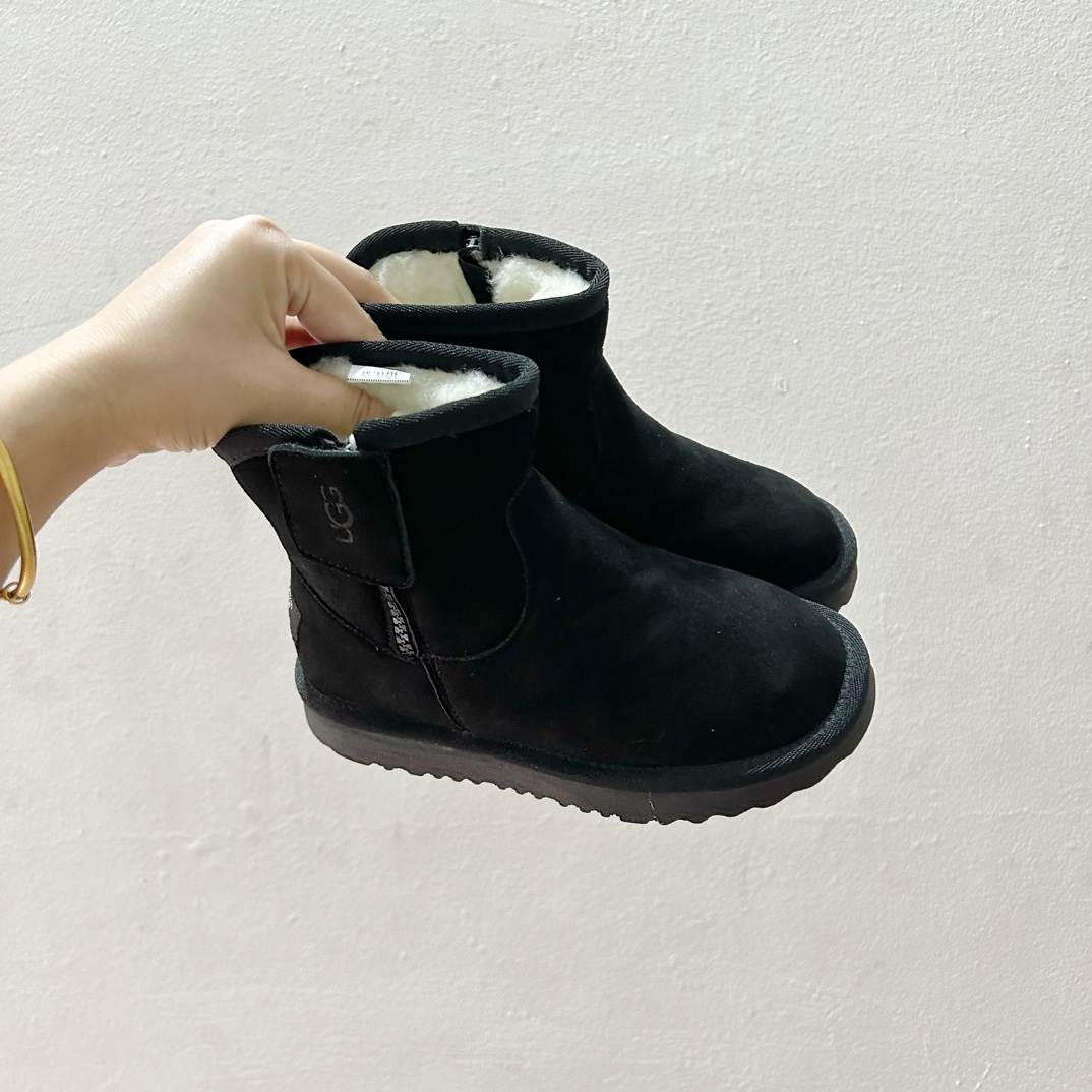 🔗UGG埃德瑞经典儿童迷你靴✨ 尺码：28-37码 这款靴子设计简洁大方，拥有经典的UGG风格，是冬日里孩子们的最佳伴侣。🌈 它们适合搭配各种冬装，无论是滑雪服还是日常的休闲装扮，都能完美融合。🎨 同时，迷你靴的设计让孩子们在玩耍时更加灵活方便。 无论是在雪地里嬉戏，还是在户外探险，UGG埃德瑞经典儿童迷你靴都能给予孩子们足够的保暖与舒适度。❄️ 让他们在冬季也能享受自由自在的欢乐时光！-选品中心