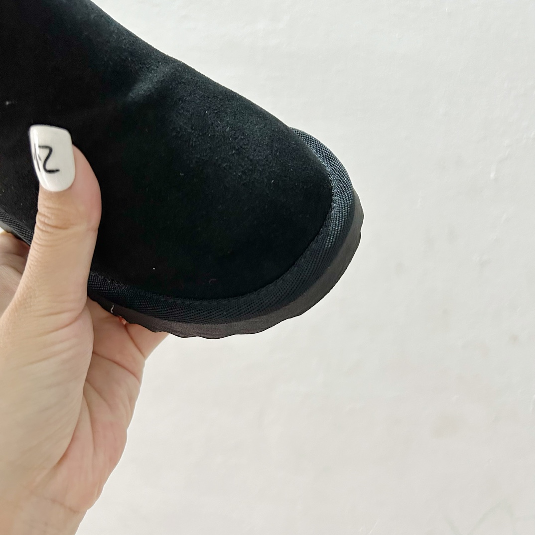 图片[5]-🔗UGG埃德瑞经典儿童迷你靴✨ 尺码：28-37码 这款靴子设计简洁大方，拥有经典的UGG风格，是冬日里孩子们的最佳伴侣。🌈 它们适合搭配各种冬装，无论是滑雪服还是日常的休闲装扮，都能完美融合。🎨 同时，迷你靴的设计让孩子们在玩耍时更加灵活方便。 无论是在雪地里嬉戏，还是在户外探险，UGG埃德瑞经典儿童迷你靴都能给予孩子们足够的保暖与舒适度。❄️ 让他们在冬季也能享受自由自在的欢乐时光！-选品中心