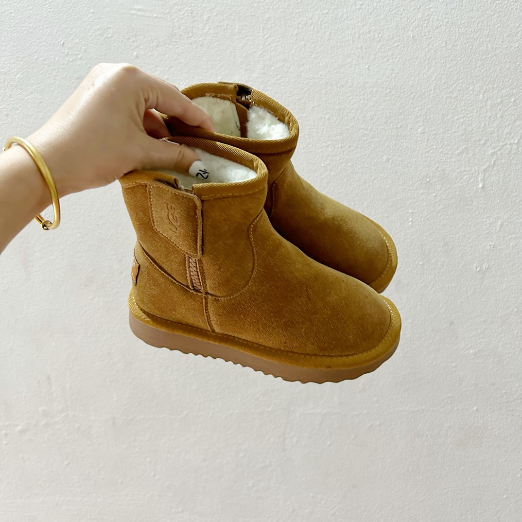 🔗UGG埃德瑞经典儿童迷你靴✨ 尺码：28-37码 这款靴子设计简洁大方，拥有经典的UGG风格，是冬日里孩子们的最佳伴侣。🌈 它们适合搭配各种冬装，无论是滑雪服还是日常的休闲装扮，都能完美融合。🎨 同时，迷你靴的设计让孩子们在玩耍时更加灵活方便。 无论是在雪地里嬉戏，还是在户外探险，UGG埃德瑞经典儿童迷你靴都能给予孩子们足够的保暖与舒适度。❄️ 让他们在冬季也能享受自由自在的欢乐时光！-选品中心