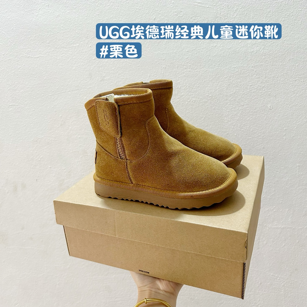 🔗UGG埃德瑞经典儿童迷你靴✨ 尺码：28-37码 这款靴子设计简洁大方，拥有经典的UGG风格，是冬日里孩子们的最佳伴侣。🌈 它们适合搭配各种冬装，无论是滑雪服还是日常的休闲装扮，都能完美融合。🎨 同时，迷你靴的设计让孩子们在玩耍时更加灵活方便。 无论是在雪地里嬉戏，还是在户外探险，UGG埃德瑞经典儿童迷你靴都能给予孩子们足够的保暖与舒适度。❄️ 让他们在冬季也能享受自由自在的欢乐时光！-选品中心