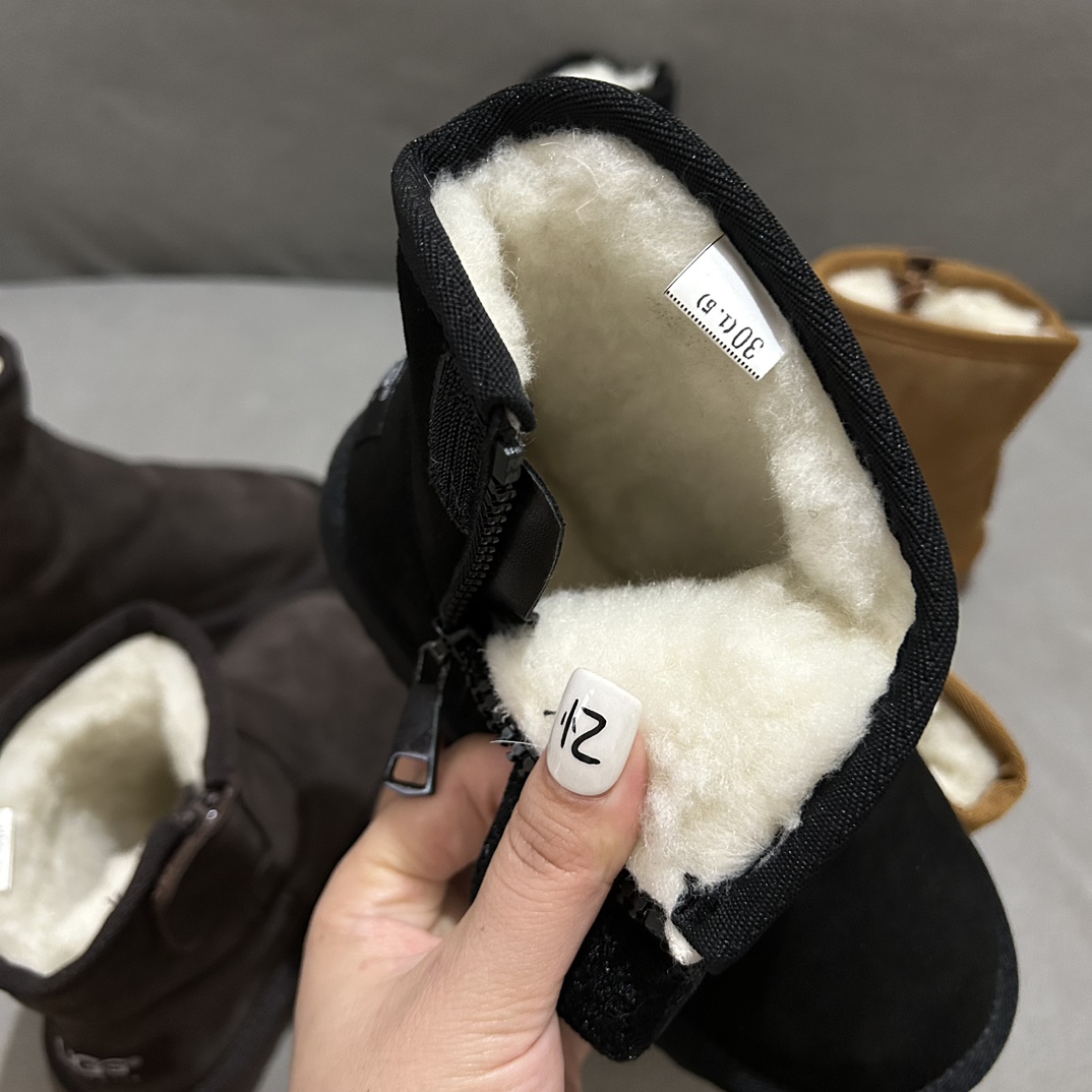 图片[7]-🔗UGG埃德瑞经典儿童迷你靴✨ 尺码：28-37码 这款靴子设计简洁大方，拥有经典的UGG风格，是冬日里孩子们的最佳伴侣。🌈 它们适合搭配各种冬装，无论是滑雪服还是日常的休闲装扮，都能完美融合。🎨 同时，迷你靴的设计让孩子们在玩耍时更加灵活方便。 无论是在雪地里嬉戏，还是在户外探险，UGG埃德瑞经典儿童迷你靴都能给予孩子们足够的保暖与舒适度。❄️ 让他们在冬季也能享受自由自在的欢乐时光！-选品中心