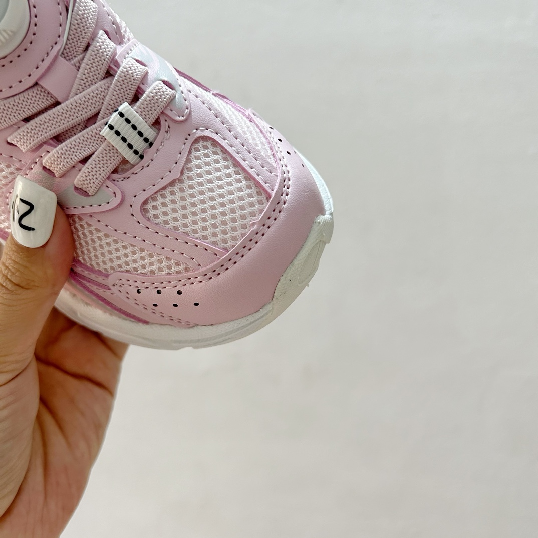 图片[5]-NB530旋转纽扣童鞋💖👟26-37码 NB530童鞋的外观设计既简约又不失时尚感，无论是去公园玩耍还是参加家庭聚会，都是完美的选择。-选品中心