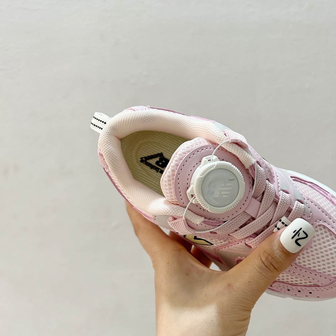 图片[7]-NB530旋转纽扣童鞋💖👟26-37码 NB530童鞋的外观设计既简约又不失时尚感，无论是去公园玩耍还是参加家庭聚会，都是完美的选择。-选品中心