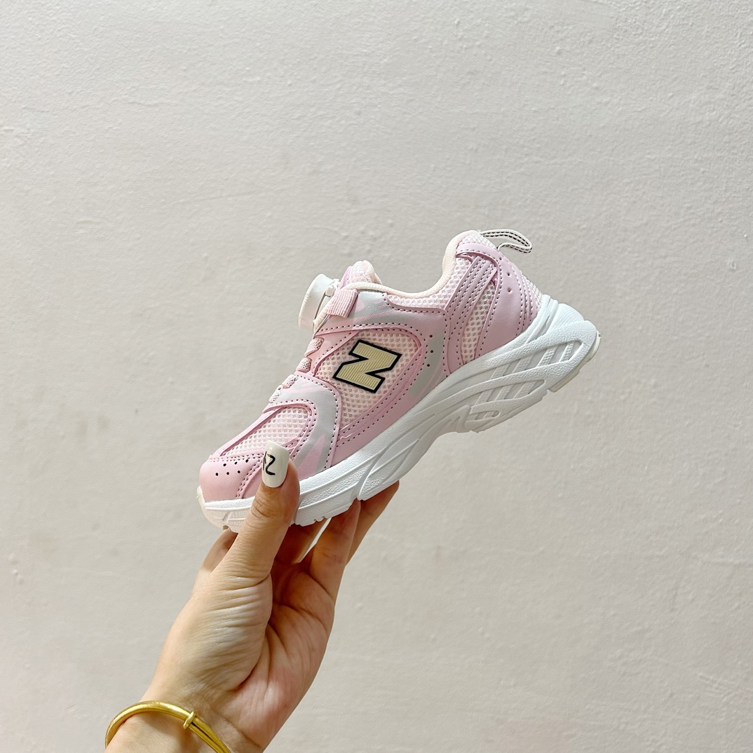 图片[4]-NB530旋转纽扣童鞋💖👟26-37码 NB530童鞋的外观设计既简约又不失时尚感，无论是去公园玩耍还是参加家庭聚会，都是完美的选择。-选品中心