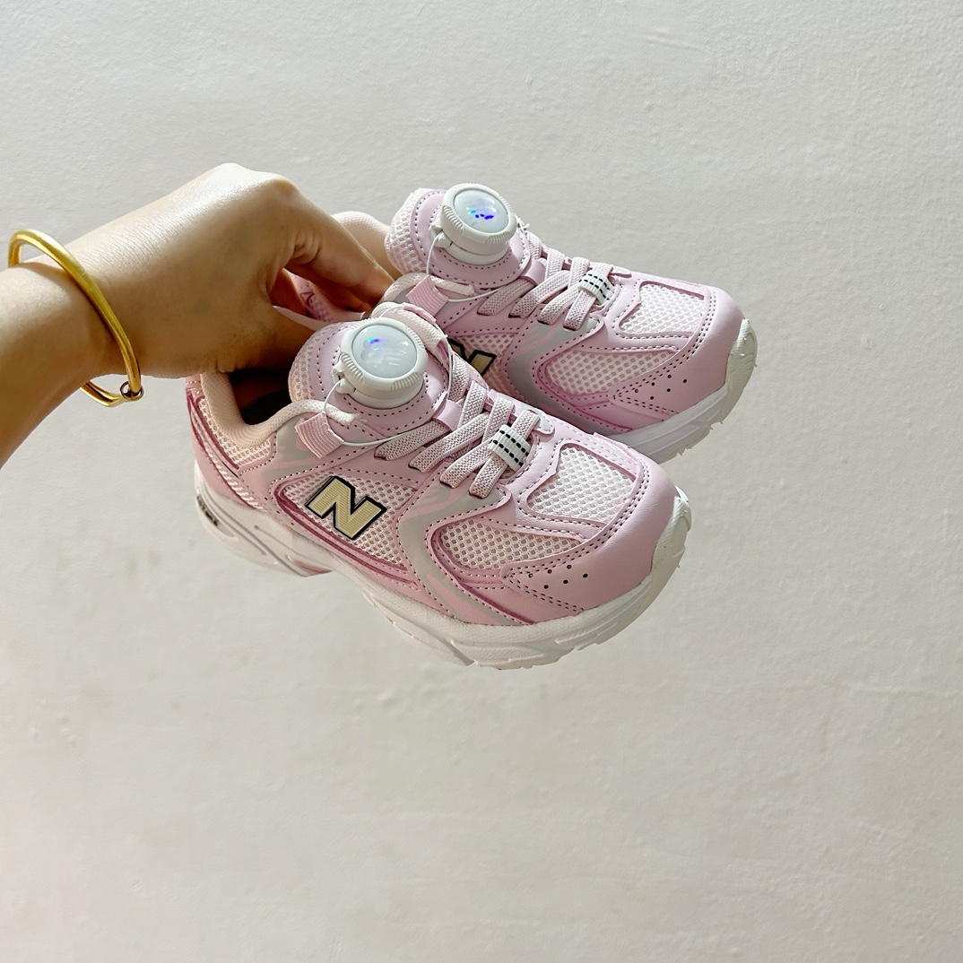 NB530旋转纽扣童鞋💖👟26-37码 NB530童鞋的外观设计既简约又不失时尚感，无论是去公园玩耍还是参加家庭聚会，都是完美的选择。-选品中心