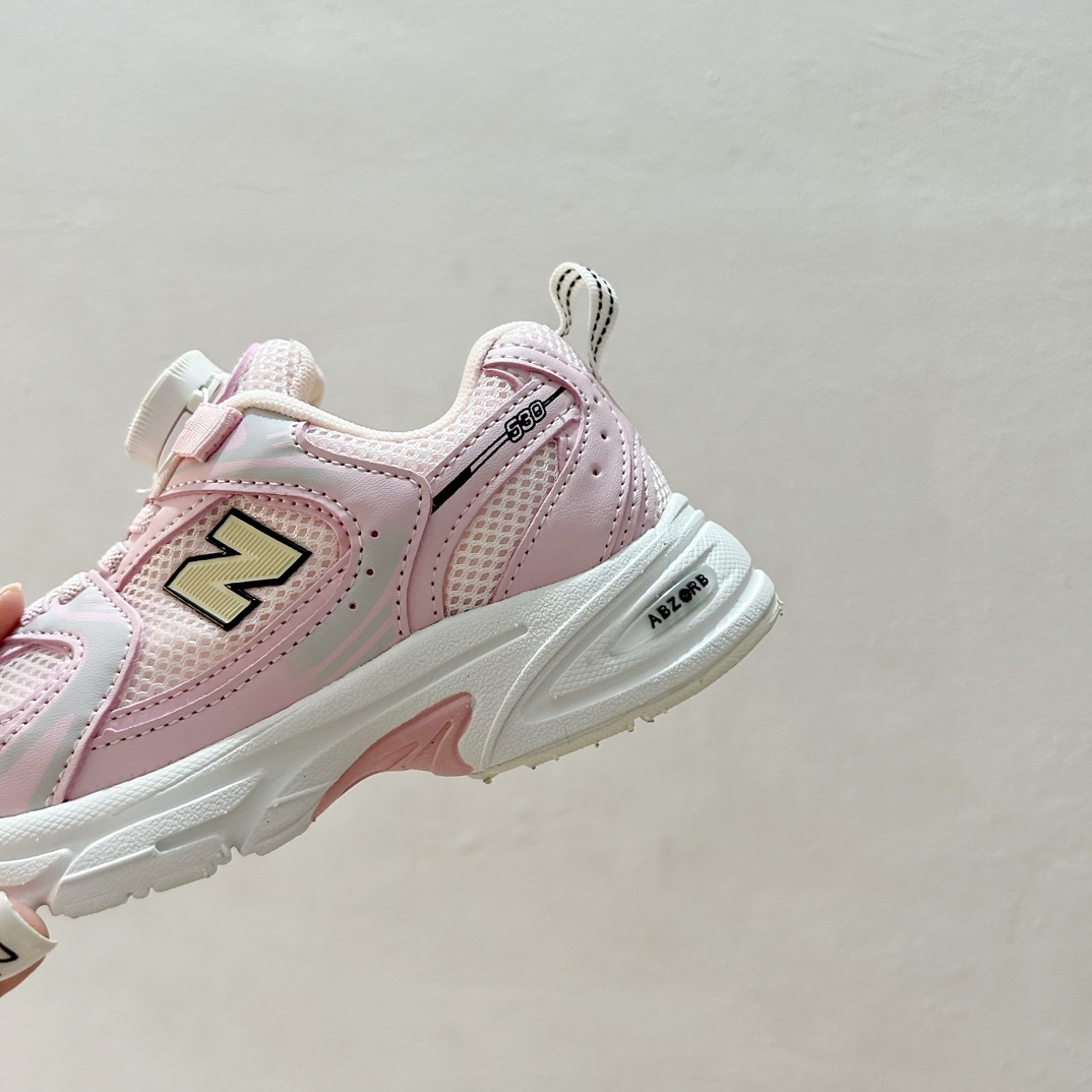 图片[8]-NB530旋转纽扣童鞋💖👟26-37码 NB530童鞋的外观设计既简约又不失时尚感，无论是去公园玩耍还是参加家庭聚会，都是完美的选择。-选品中心