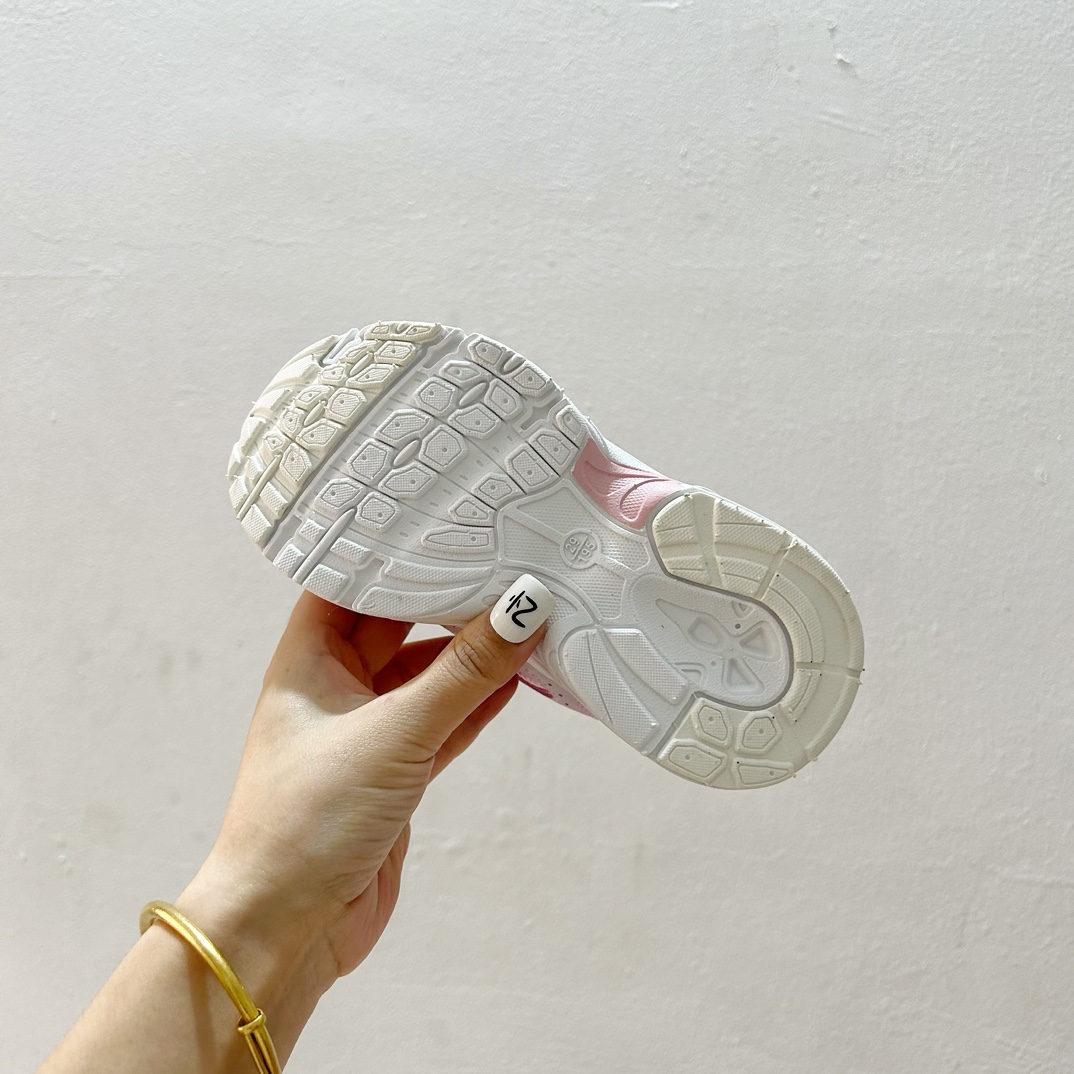 图片[9]-NB530旋转纽扣童鞋💖👟26-37码 NB530童鞋的外观设计既简约又不失时尚感，无论是去公园玩耍还是参加家庭聚会，都是完美的选择。-选品中心