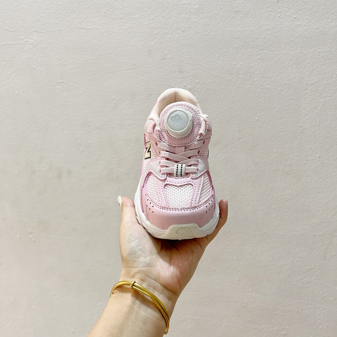 图片[3]-NB530旋转纽扣童鞋💖👟26-37码 NB530童鞋的外观设计既简约又不失时尚感，无论是去公园玩耍还是参加家庭聚会，都是完美的选择。-选品中心