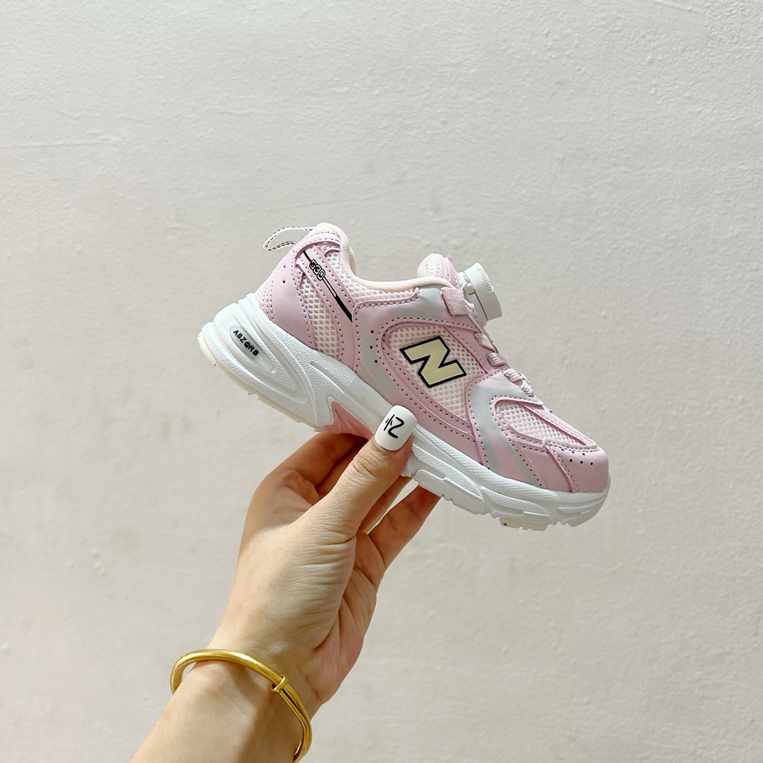 图片[2]-NB530旋转纽扣童鞋💖👟26-37码 NB530童鞋的外观设计既简约又不失时尚感，无论是去公园玩耍还是参加家庭聚会，都是完美的选择。-选品中心