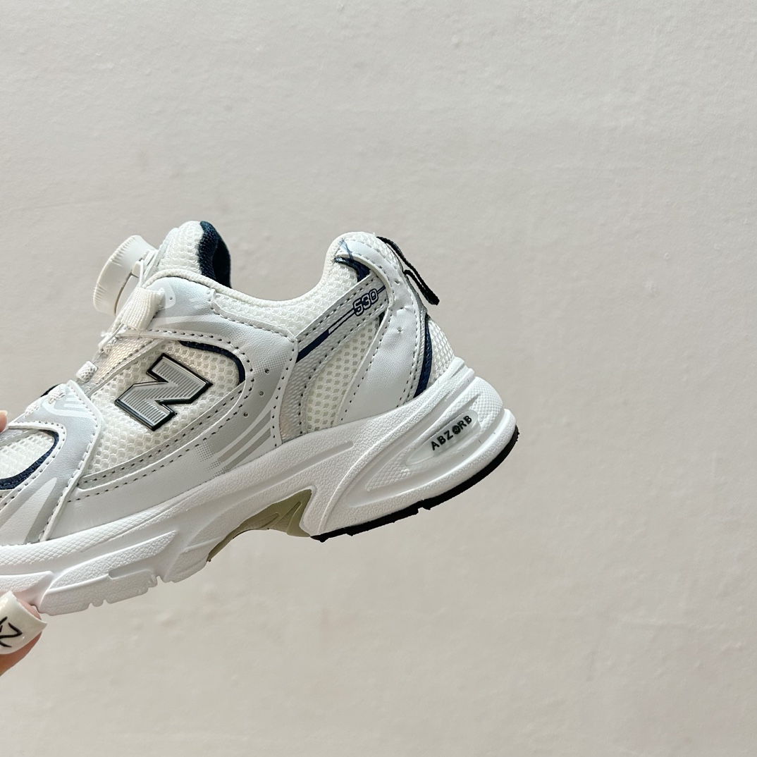 图片[8]-NB530旋转纽扣童鞋💖👟26-37码 NB530童鞋的外观设计既简约又不失时尚感，无论是去公园玩耍还是参加家庭聚会，都是完美的选择。-选品中心