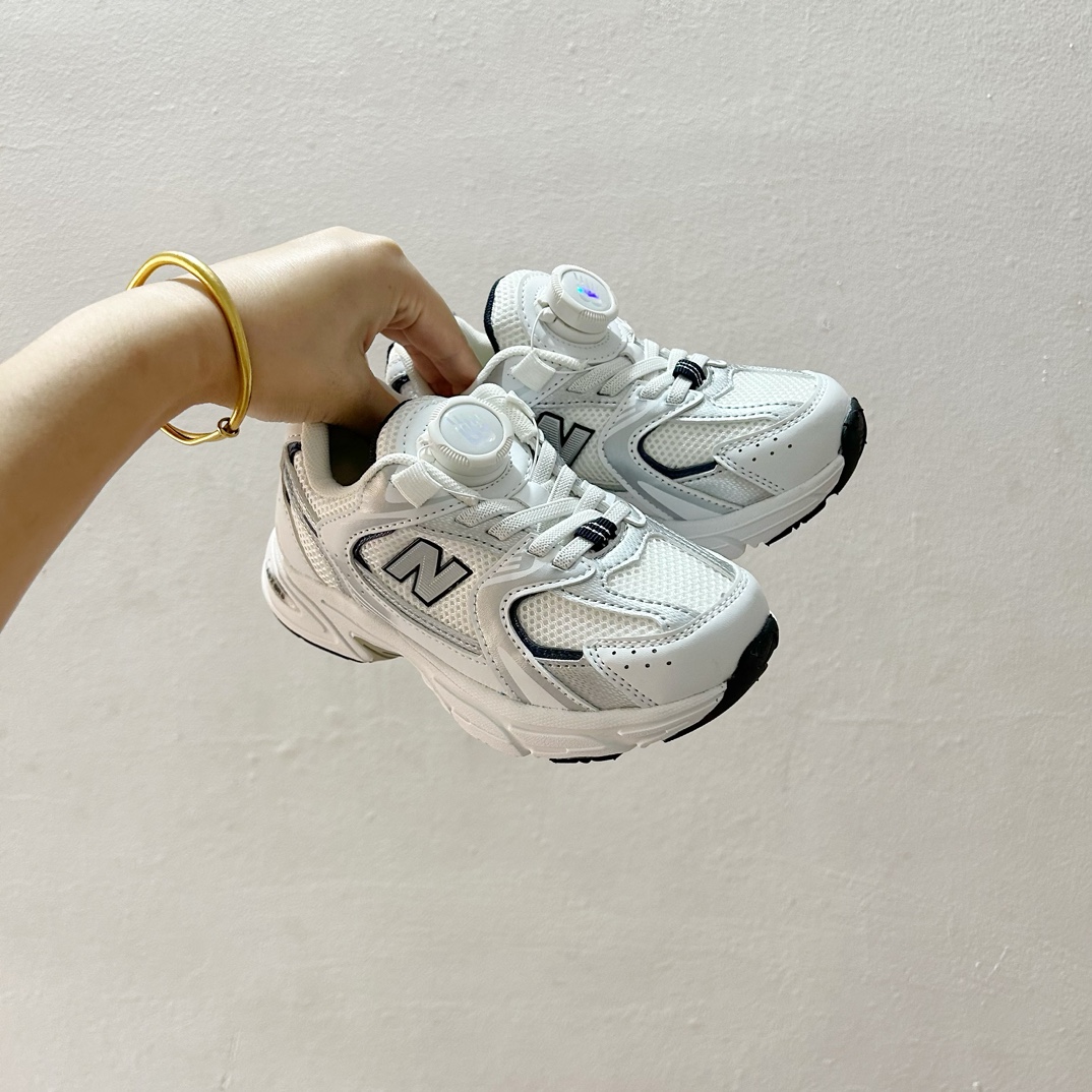 NB530旋转纽扣童鞋💖👟26-37码 NB530童鞋的外观设计既简约又不失时尚感，无论是去公园玩耍还是参加家庭聚会，都是完美的选择。-选品中心