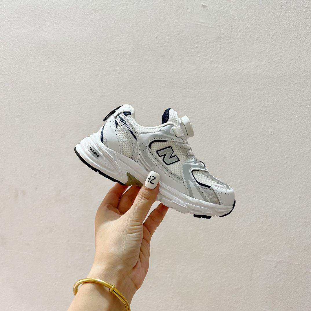 图片[2]-NB530旋转纽扣童鞋💖👟26-37码 NB530童鞋的外观设计既简约又不失时尚感，无论是去公园玩耍还是参加家庭聚会，都是完美的选择。-选品中心