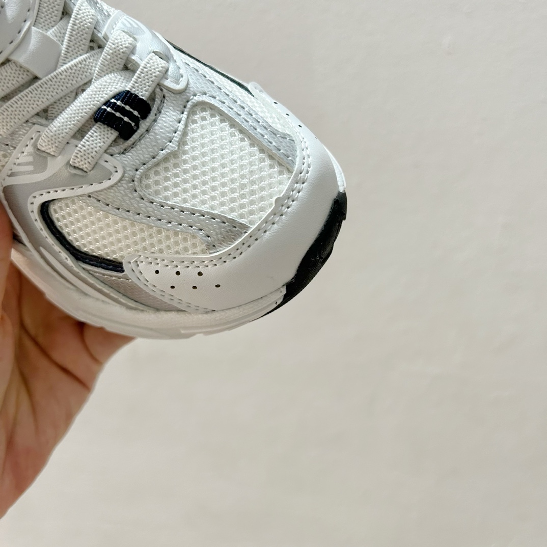 图片[5]-NB530旋转纽扣童鞋💖👟26-37码 NB530童鞋的外观设计既简约又不失时尚感，无论是去公园玩耍还是参加家庭聚会，都是完美的选择。-选品中心