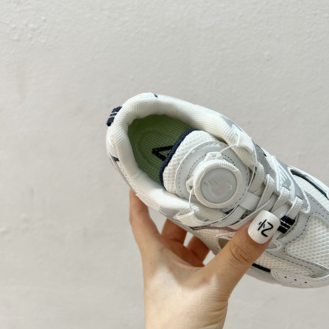 图片[7]-NB530旋转纽扣童鞋💖👟26-37码 NB530童鞋的外观设计既简约又不失时尚感，无论是去公园玩耍还是参加家庭聚会，都是完美的选择。-选品中心