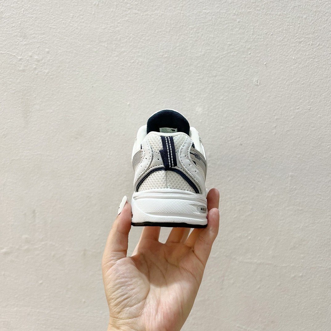 图片[6]-NB530旋转纽扣童鞋💖👟26-37码 NB530童鞋的外观设计既简约又不失时尚感，无论是去公园玩耍还是参加家庭聚会，都是完美的选择。-选品中心