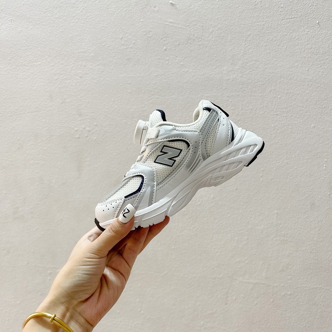 图片[4]-NB530旋转纽扣童鞋💖👟26-37码 NB530童鞋的外观设计既简约又不失时尚感，无论是去公园玩耍还是参加家庭聚会，都是完美的选择。-选品中心