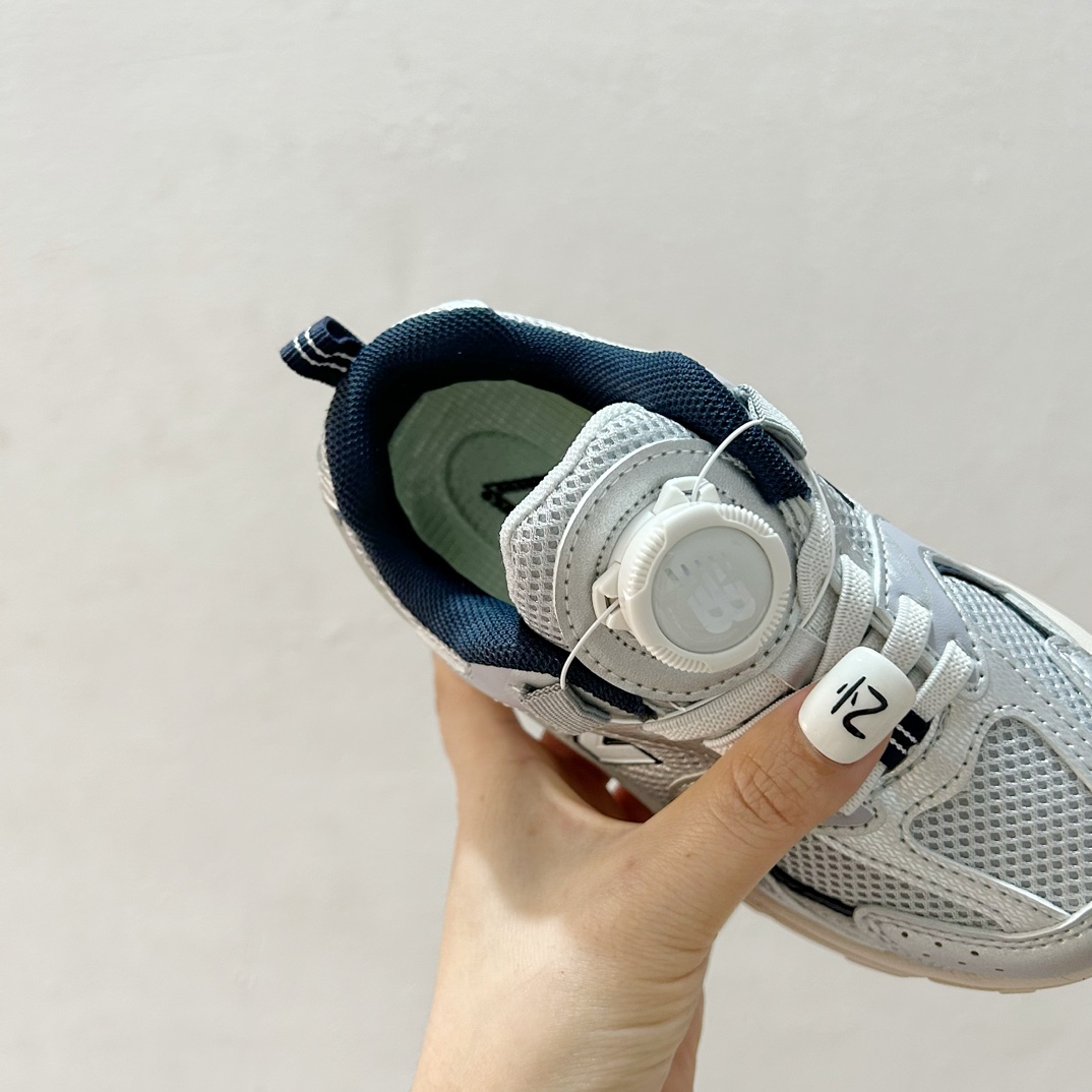 图片[7]-NB530旋转纽扣童鞋💖👟26-37码 NB530童鞋的外观设计既简约又不失时尚感，无论是去公园玩耍还是参加家庭聚会，都是完美的选择。-选品中心