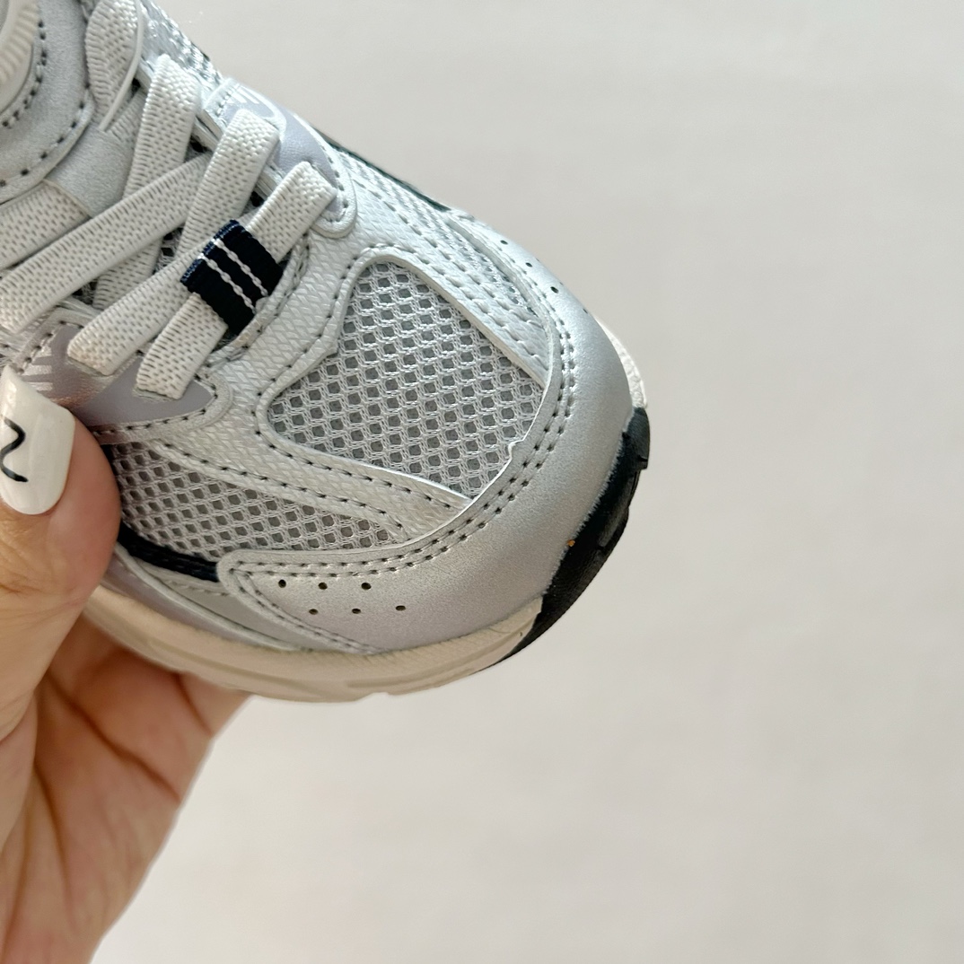 图片[5]-NB530旋转纽扣童鞋💖👟26-37码 NB530童鞋的外观设计既简约又不失时尚感，无论是去公园玩耍还是参加家庭聚会，都是完美的选择。-选品中心