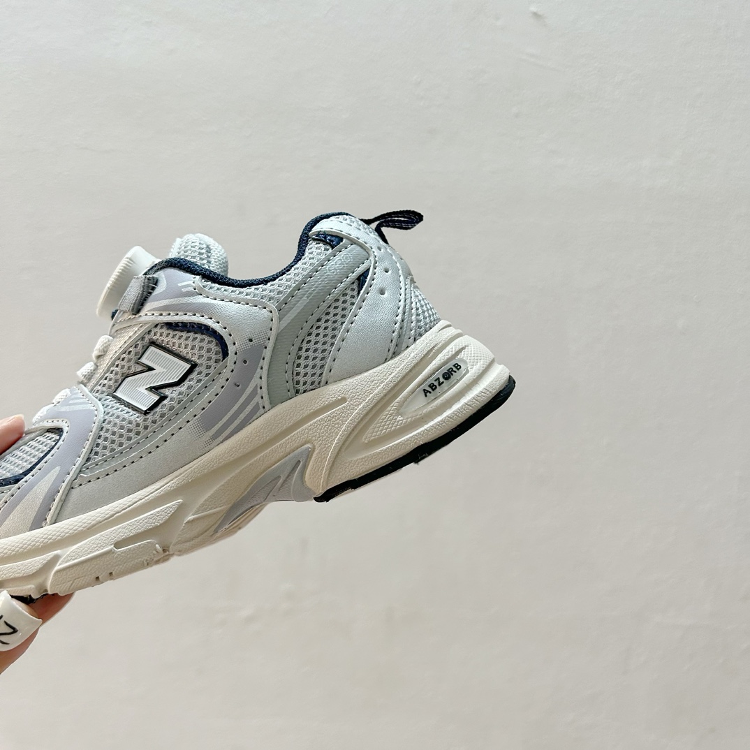 图片[8]-NB530旋转纽扣童鞋💖👟26-37码 NB530童鞋的外观设计既简约又不失时尚感，无论是去公园玩耍还是参加家庭聚会，都是完美的选择。-选品中心