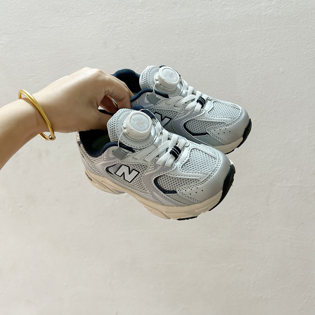 NB530旋转纽扣童鞋💖👟26-37码 NB530童鞋的外观设计既简约又不失时尚感，无论是去公园玩耍还是参加家庭聚会，都是完美的选择。-选品中心