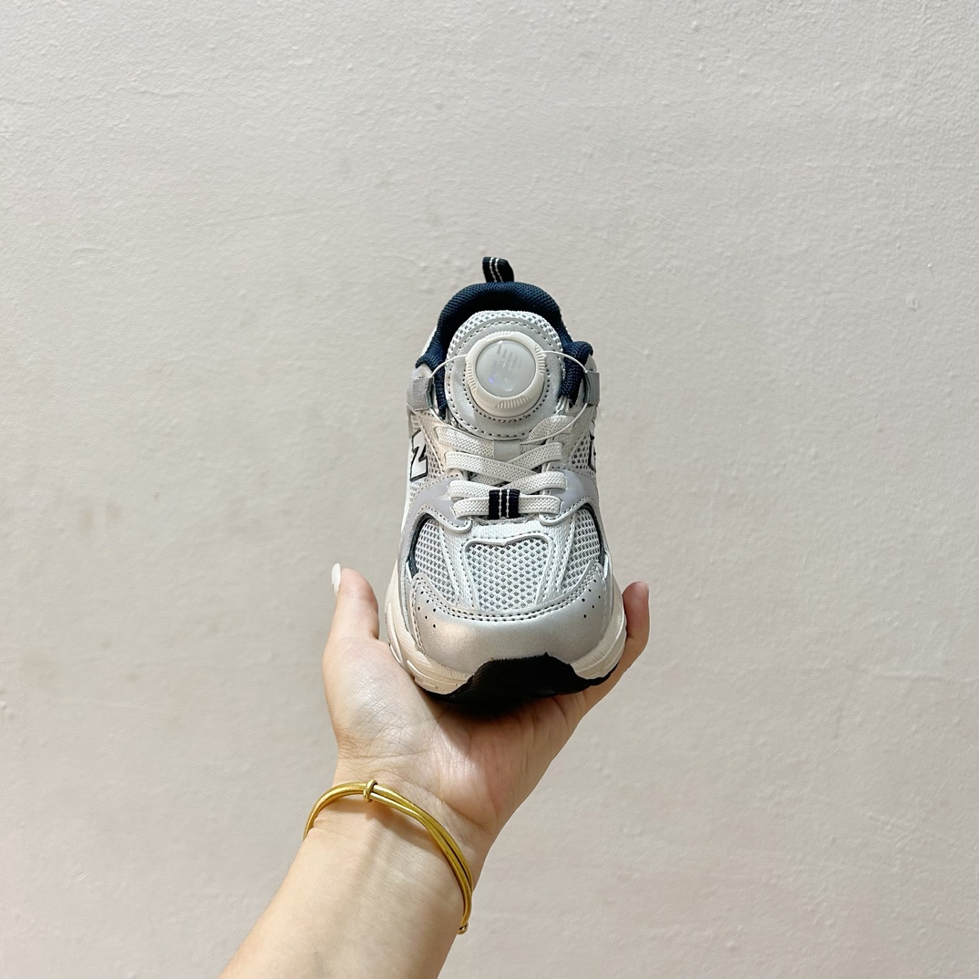 图片[3]-NB530旋转纽扣童鞋💖👟26-37码 NB530童鞋的外观设计既简约又不失时尚感，无论是去公园玩耍还是参加家庭聚会，都是完美的选择。-选品中心