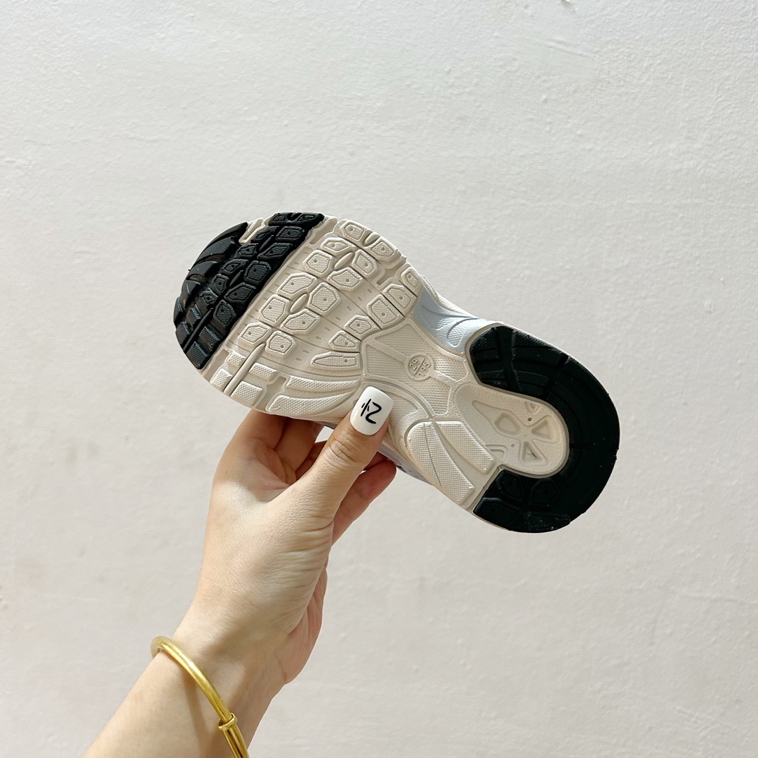 图片[9]-NB530旋转纽扣童鞋💖👟26-37码 NB530童鞋的外观设计既简约又不失时尚感，无论是去公园玩耍还是参加家庭聚会，都是完美的选择。-选品中心