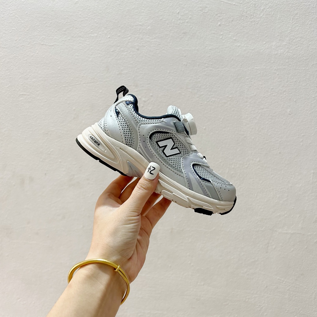 图片[2]-NB530旋转纽扣童鞋💖👟26-37码 NB530童鞋的外观设计既简约又不失时尚感，无论是去公园玩耍还是参加家庭聚会，都是完美的选择。-选品中心