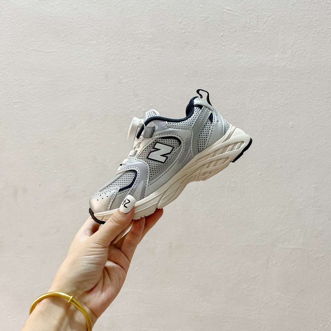 图片[4]-NB530旋转纽扣童鞋💖👟26-37码 NB530童鞋的外观设计既简约又不失时尚感，无论是去公园玩耍还是参加家庭聚会，都是完美的选择。-选品中心