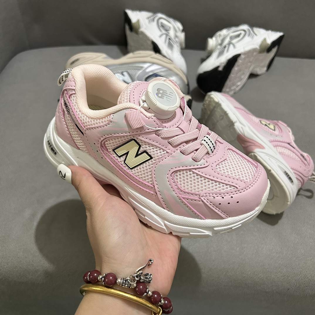 图片[3]-NB530旋转纽扣童鞋💖👟26-37码 NB530童鞋的外观设计既简约又不失时尚感，无论是去公园玩耍还是参加家庭聚会，都是完美的选择。-选品中心