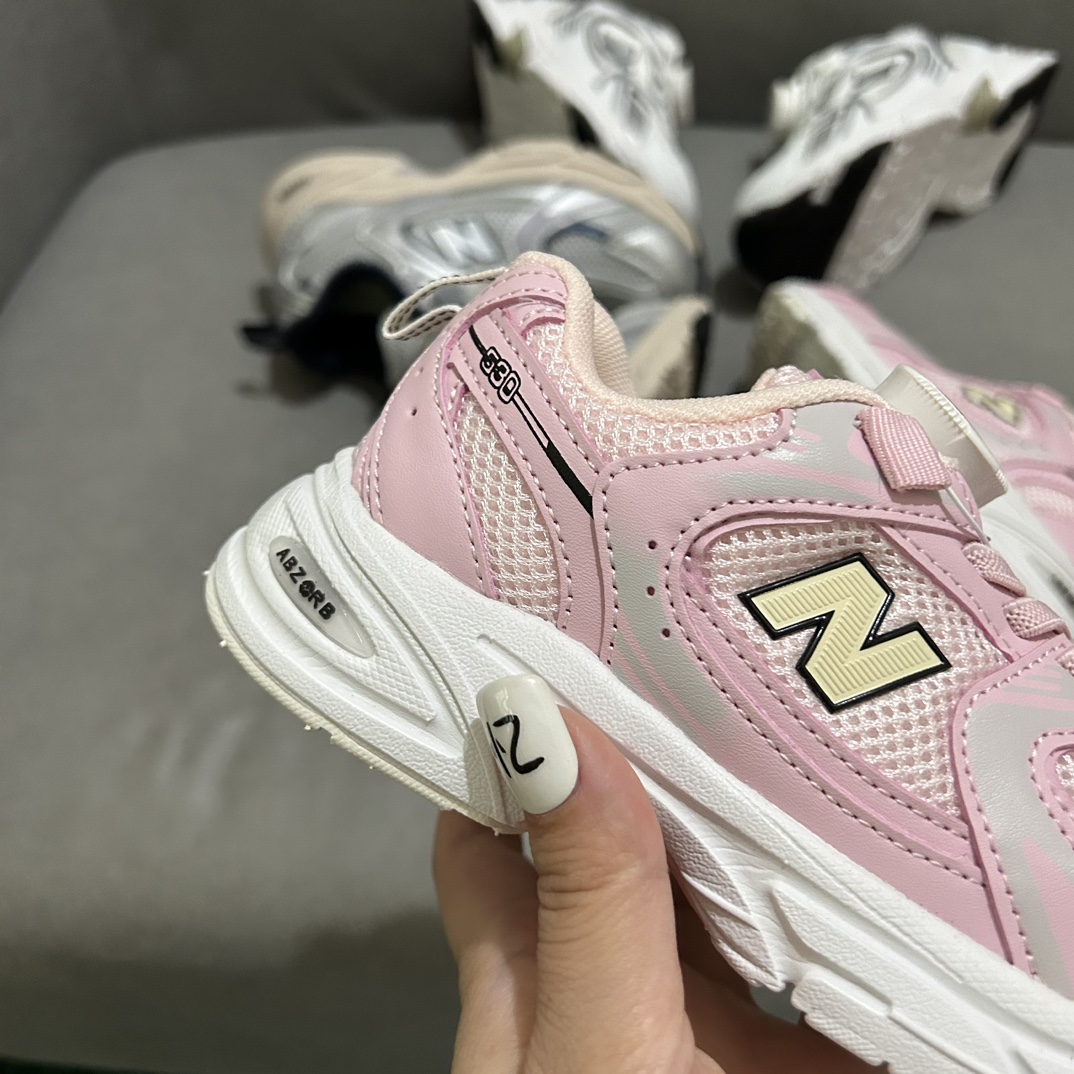 图片[6]-NB530旋转纽扣童鞋💖👟26-37码 NB530童鞋的外观设计既简约又不失时尚感，无论是去公园玩耍还是参加家庭聚会，都是完美的选择。-选品中心