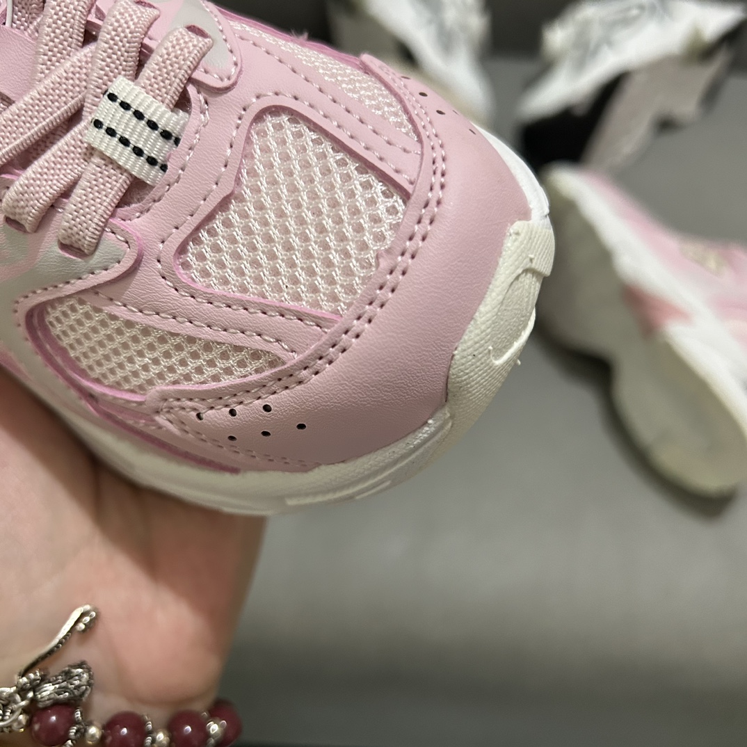 图片[4]-NB530旋转纽扣童鞋💖👟26-37码 NB530童鞋的外观设计既简约又不失时尚感，无论是去公园玩耍还是参加家庭聚会，都是完美的选择。-选品中心