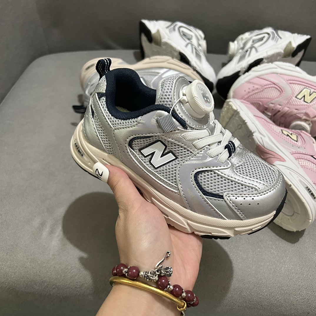 NB530旋转纽扣童鞋💖👟26-37码 NB530童鞋的外观设计既简约又不失时尚感，无论是去公园玩耍还是参加家庭聚会，都是完美的选择。-选品中心