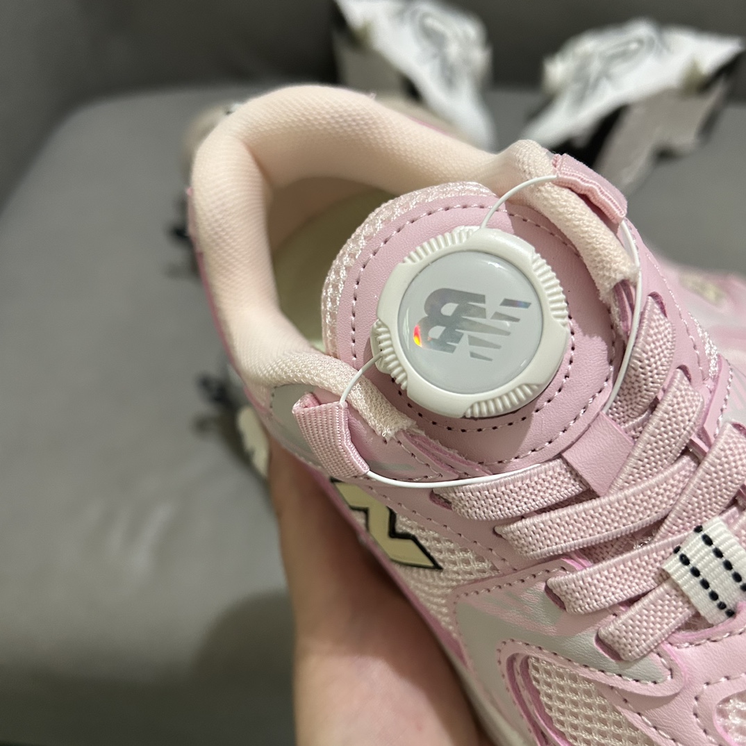 图片[5]-NB530旋转纽扣童鞋💖👟26-37码 NB530童鞋的外观设计既简约又不失时尚感，无论是去公园玩耍还是参加家庭聚会，都是完美的选择。-选品中心