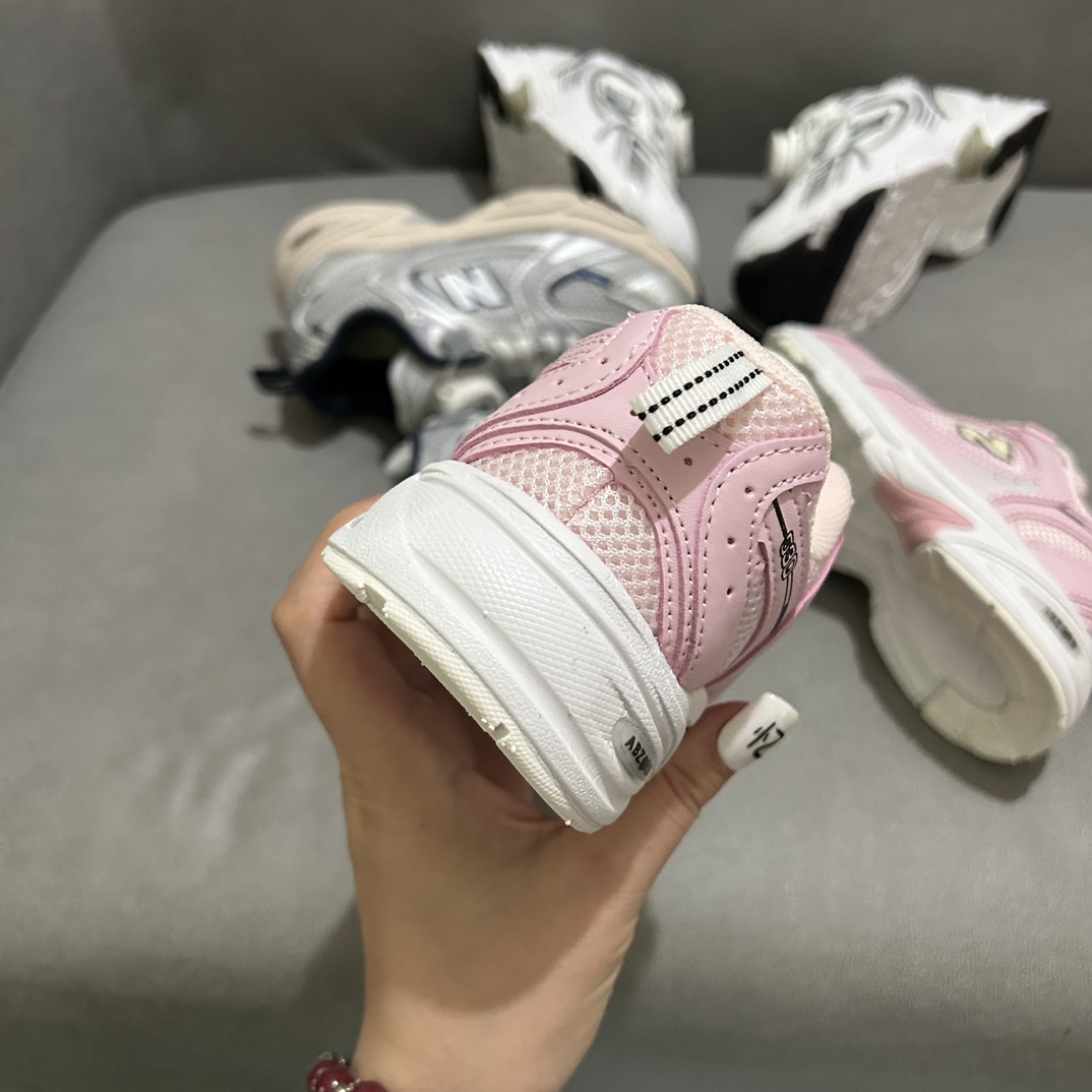 图片[7]-NB530旋转纽扣童鞋💖👟26-37码 NB530童鞋的外观设计既简约又不失时尚感，无论是去公园玩耍还是参加家庭聚会，都是完美的选择。-选品中心
