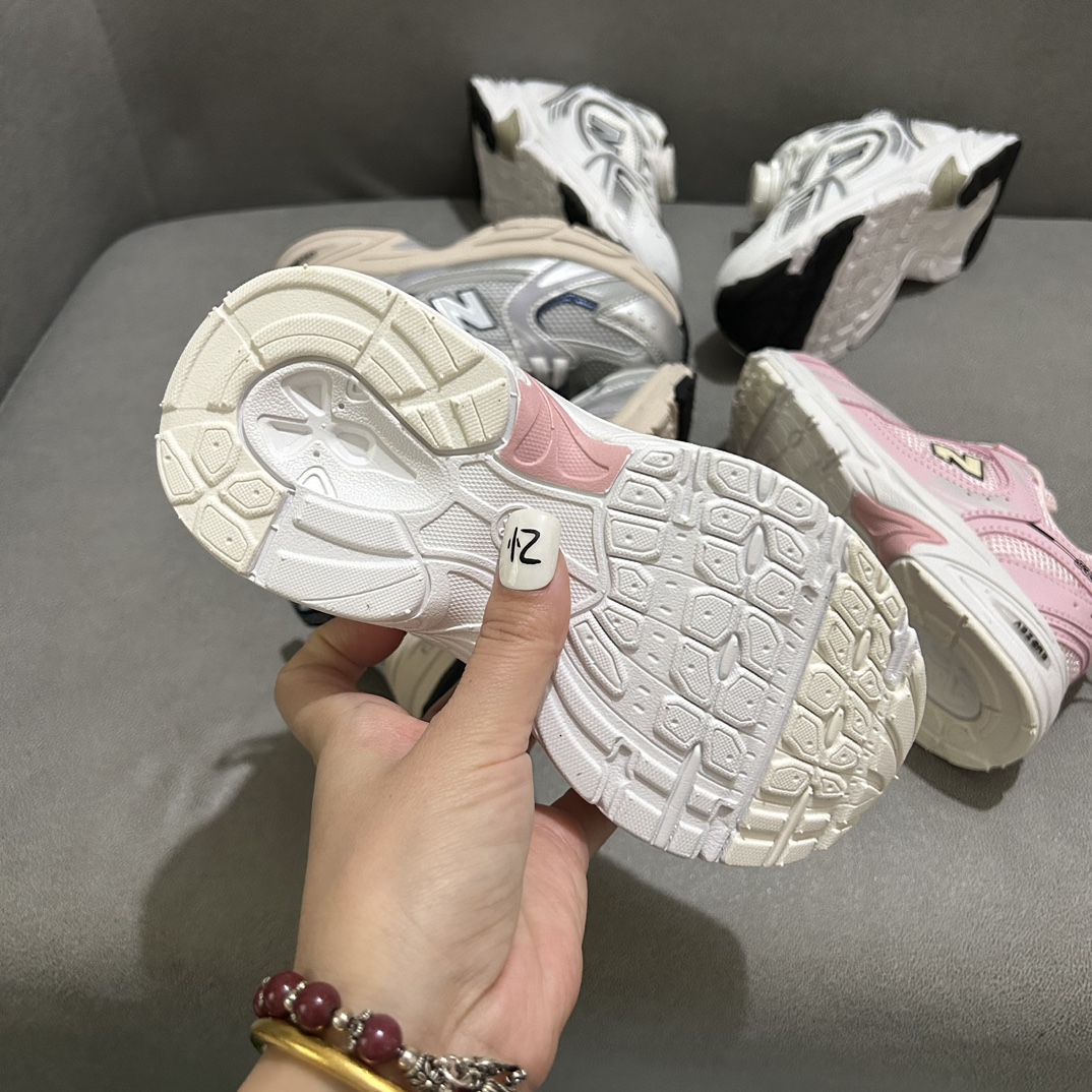 图片[8]-NB530旋转纽扣童鞋💖👟26-37码 NB530童鞋的外观设计既简约又不失时尚感，无论是去公园玩耍还是参加家庭聚会，都是完美的选择。-选品中心