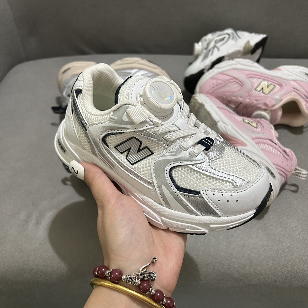 图片[2]-NB530旋转纽扣童鞋💖👟26-37码 NB530童鞋的外观设计既简约又不失时尚感，无论是去公园玩耍还是参加家庭聚会，都是完美的选择。-选品中心