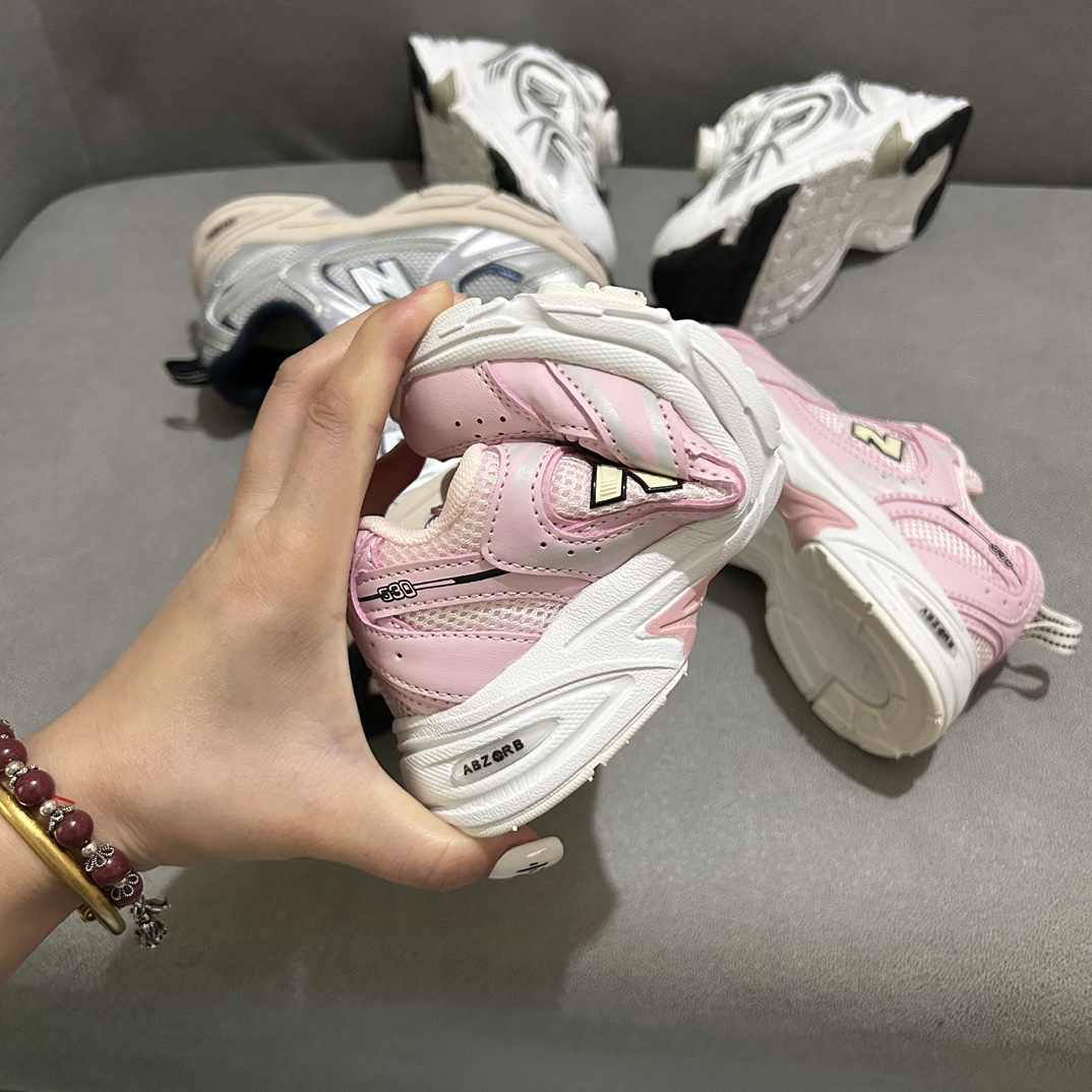 图片[8]-NB530旋转纽扣童鞋💖👟26-37码 NB530童鞋的外观设计既简约又不失时尚感，无论是去公园玩耍还是参加家庭聚会，都是完美的选择。-选品中心