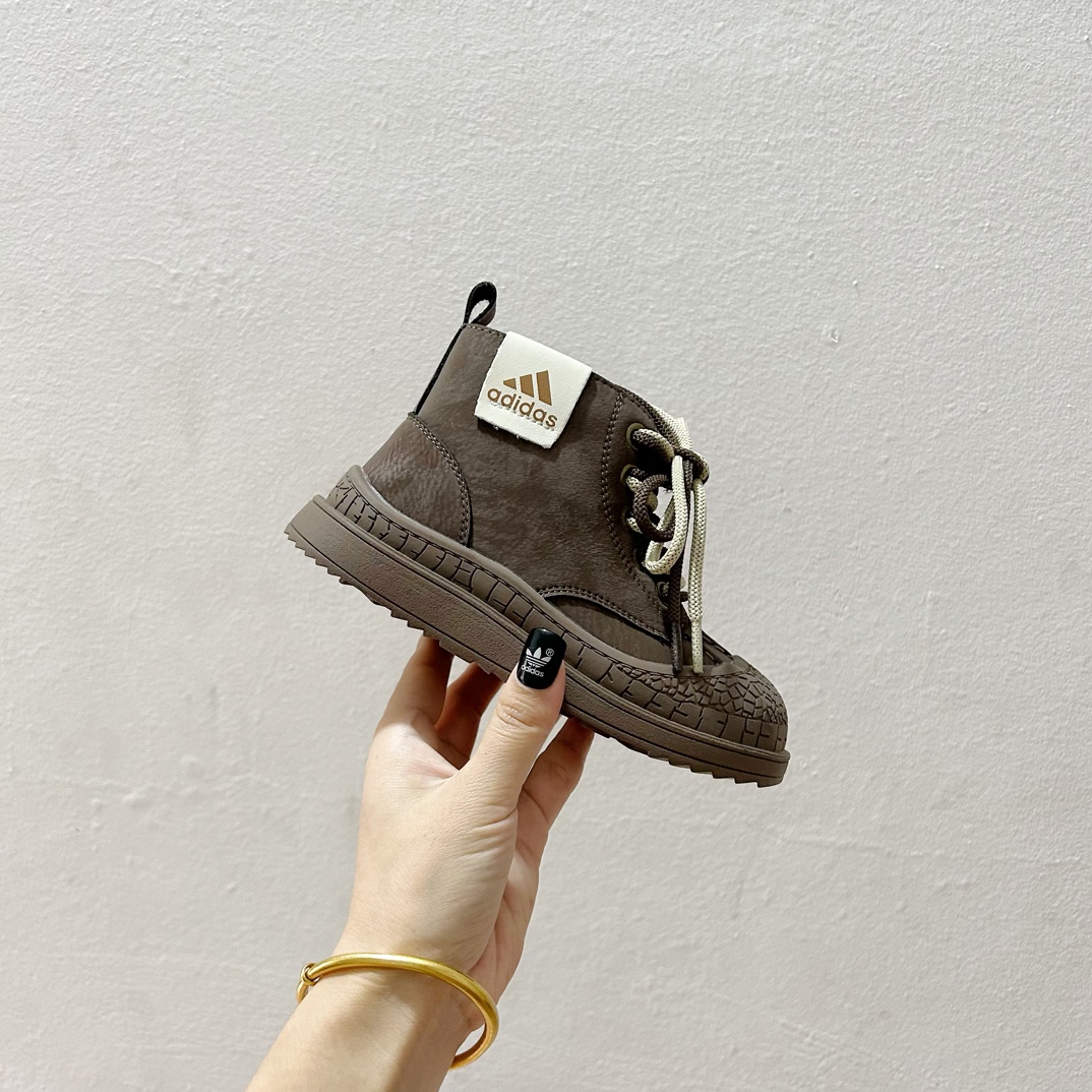 图片[2]-AD皮面拉链款靴子26-37码 🌟Adidas作为运动时尚界的领军者，这款高邦靴子，鞋面采用柔软舒适的材质，既保暖又透气，让孩子的每一步都自在如风。🍃-选品中心