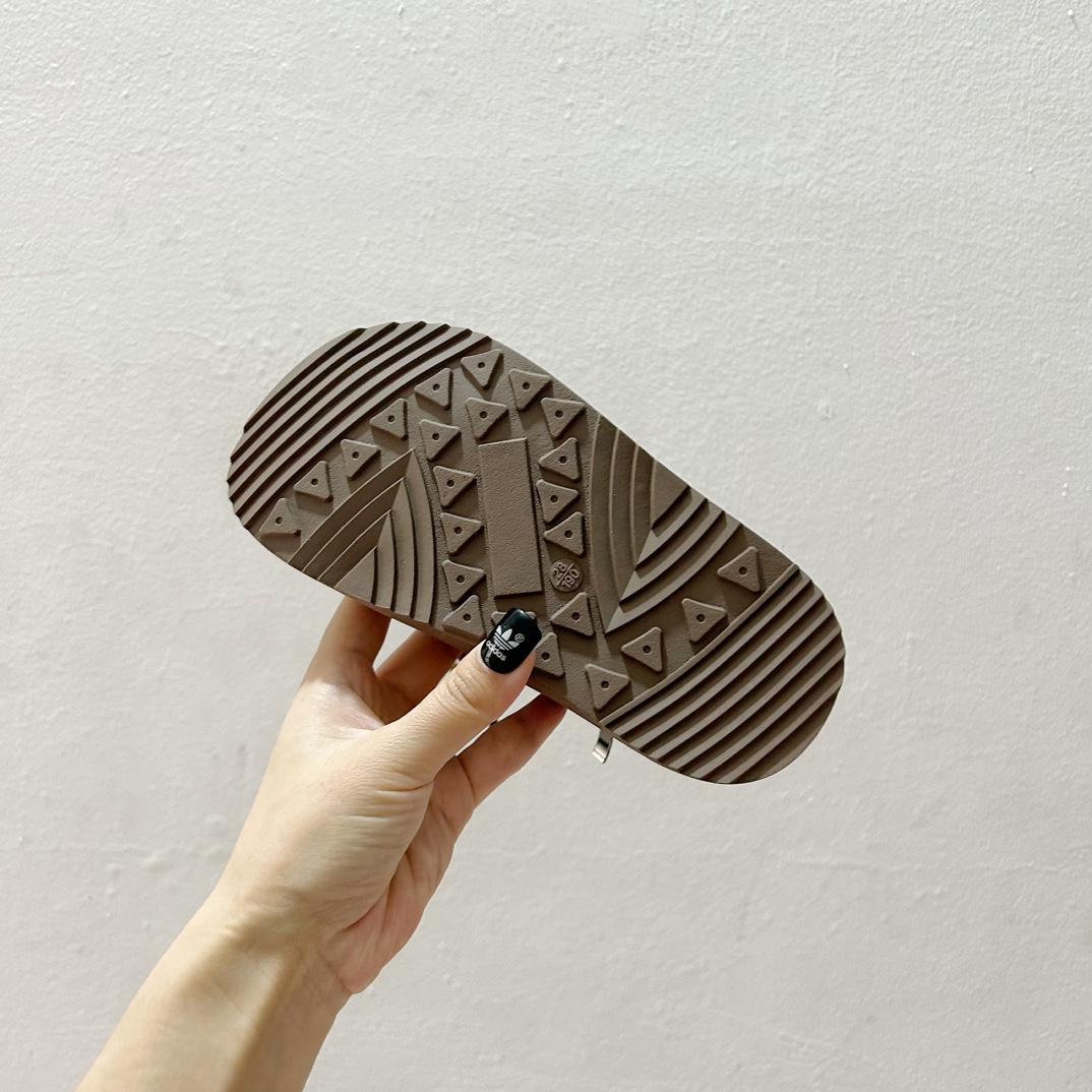 图片[9]-AD皮面拉链款靴子26-37码 🌟Adidas作为运动时尚界的领军者，这款高邦靴子，鞋面采用柔软舒适的材质，既保暖又透气，让孩子的每一步都自在如风。🍃-选品中心