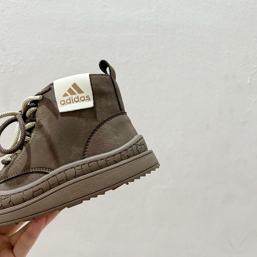 图片[8]-AD皮面拉链款靴子26-37码 🌟Adidas作为运动时尚界的领军者，这款高邦靴子，鞋面采用柔软舒适的材质，既保暖又透气，让孩子的每一步都自在如风。🍃-选品中心