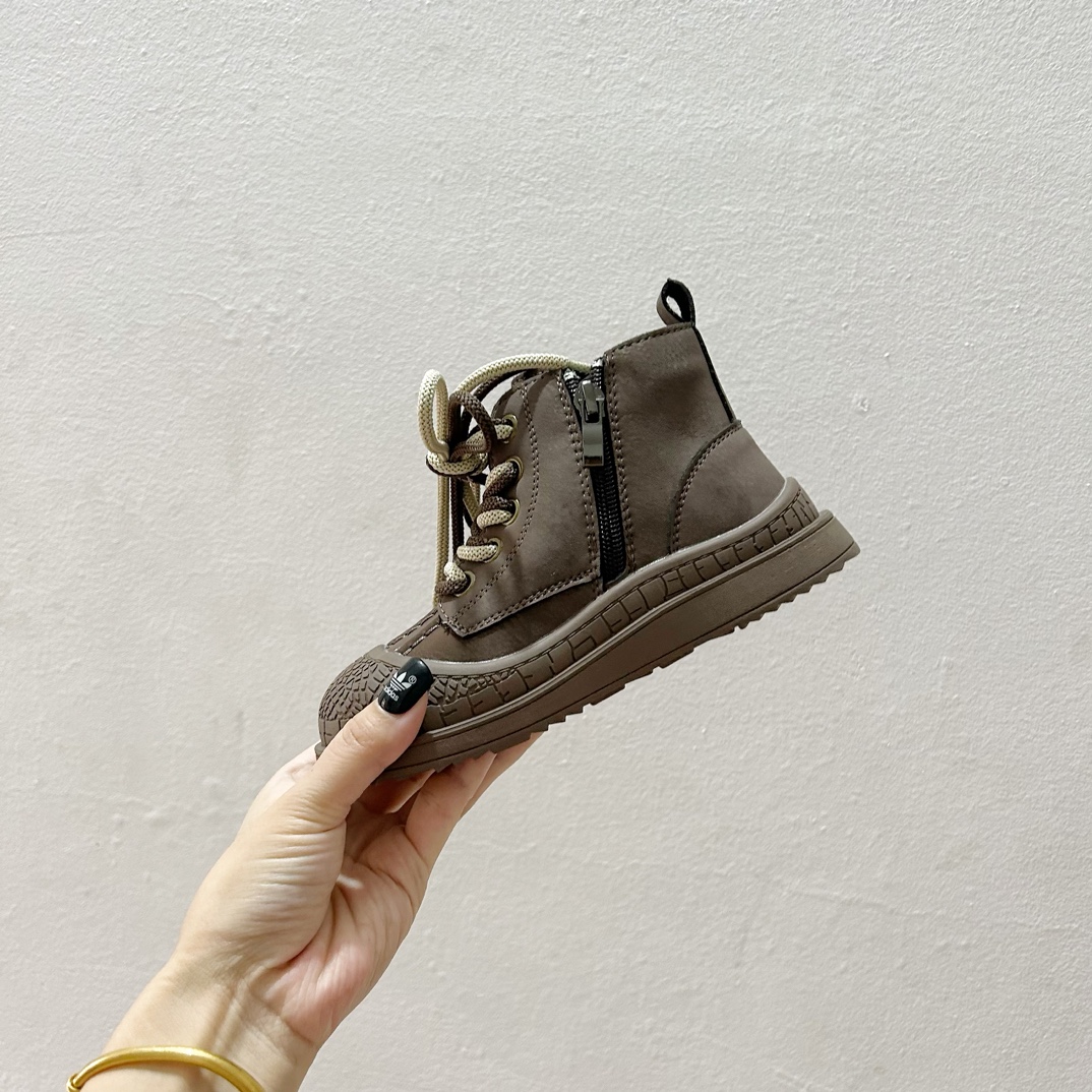 图片[4]-AD皮面拉链款靴子26-37码 🌟Adidas作为运动时尚界的领军者，这款高邦靴子，鞋面采用柔软舒适的材质，既保暖又透气，让孩子的每一步都自在如风。🍃-选品中心