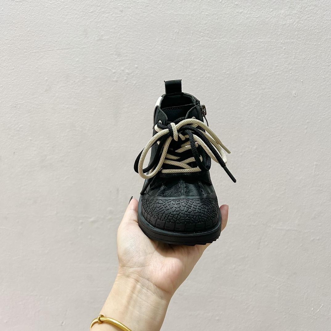 图片[3]-🔗 Adidas学院风高邦儿童面包鞋 尺码：26-37码 🌟Adidas作为运动时尚界的领军者，一直以其经典设计和创新理念引领着全球潮流。这款高邦儿童面包鞋，不仅拥有经典的学院风格，而且在舒适度和功能性上也达到了新高度！🎈 🌈鞋面采用柔软舒适的材质，既保暖又透气，让孩子的每一步都自在如风。🍃 👠细节方面，这款鞋子采用简约而不失优雅的设计，经典的三条杠标志，以及鲜艳的颜色搭配，无论是搭配校服还是休闲装都能完美契合。🌈-选品中心