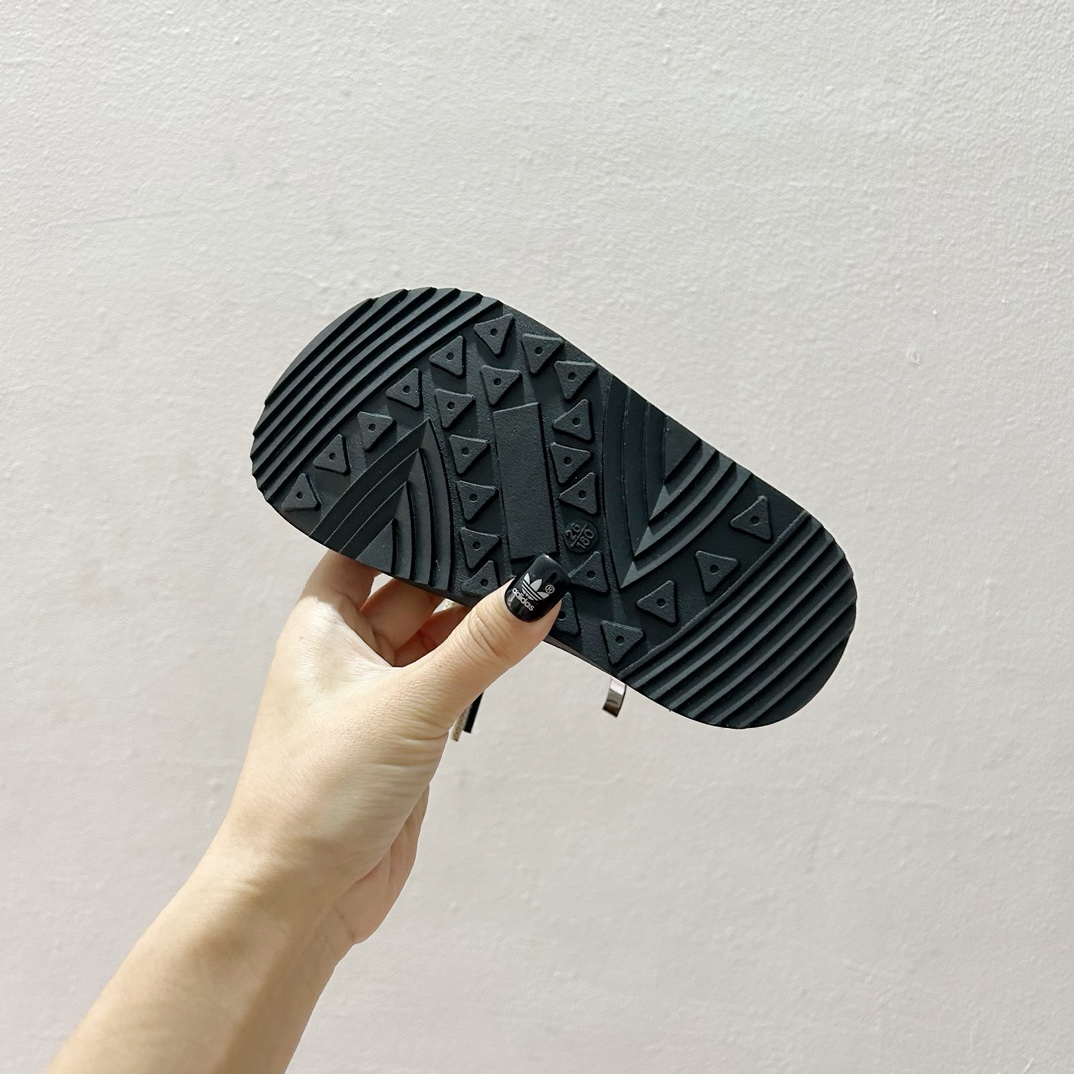 图片[9]-🔗 Adidas学院风高邦儿童面包鞋 尺码：26-37码 🌟Adidas作为运动时尚界的领军者，一直以其经典设计和创新理念引领着全球潮流。这款高邦儿童面包鞋，不仅拥有经典的学院风格，而且在舒适度和功能性上也达到了新高度！🎈 🌈鞋面采用柔软舒适的材质，既保暖又透气，让孩子的每一步都自在如风。🍃 👠细节方面，这款鞋子采用简约而不失优雅的设计，经典的三条杠标志，以及鲜艳的颜色搭配，无论是搭配校服还是休闲装都能完美契合。🌈-选品中心