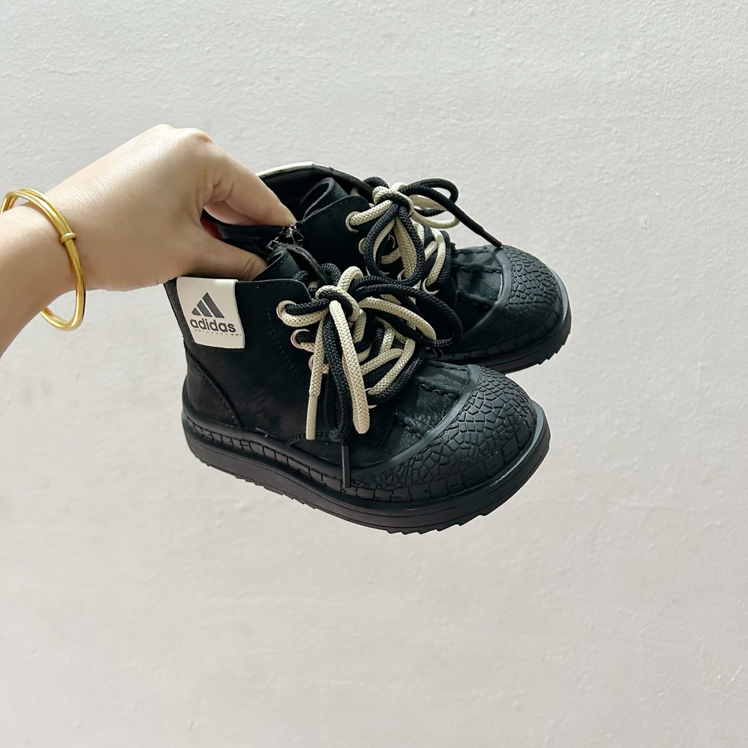 🔗 Adidas学院风高邦儿童面包鞋 尺码：26-37码 🌟Adidas作为运动时尚界的领军者，一直以其经典设计和创新理念引领着全球潮流。这款高邦儿童面包鞋，不仅拥有经典的学院风格，而且在舒适度和功能性上也达到了新高度！🎈 🌈鞋面采用柔软舒适的材质，既保暖又透气，让孩子的每一步都自在如风。🍃 👠细节方面，这款鞋子采用简约而不失优雅的设计，经典的三条杠标志，以及鲜艳的颜色搭配，无论是搭配校服还是休闲装都能完美契合。🌈-选品中心