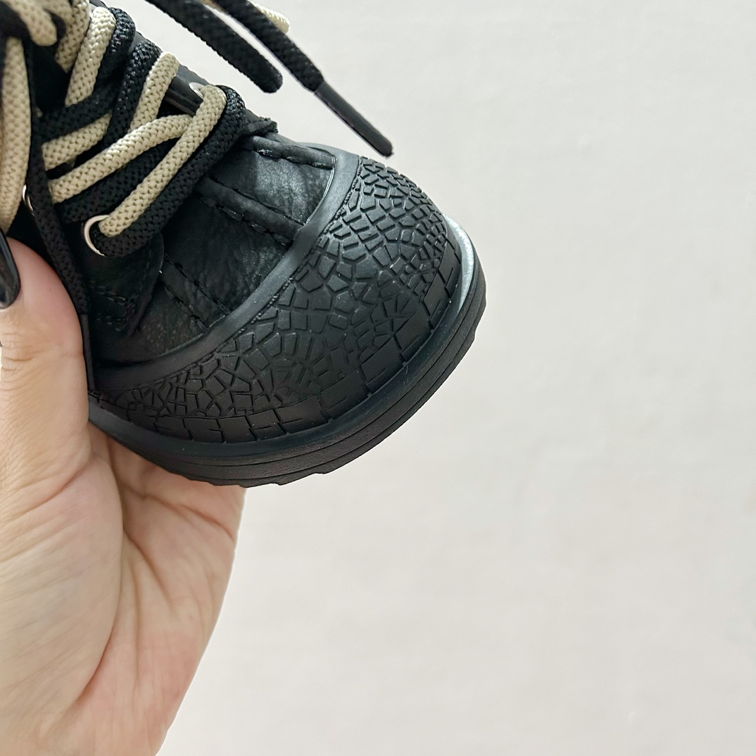 图片[5]-🔗 Adidas学院风高邦儿童面包鞋 尺码：26-37码 🌟Adidas作为运动时尚界的领军者，一直以其经典设计和创新理念引领着全球潮流。这款高邦儿童面包鞋，不仅拥有经典的学院风格，而且在舒适度和功能性上也达到了新高度！🎈 🌈鞋面采用柔软舒适的材质，既保暖又透气，让孩子的每一步都自在如风。🍃 👠细节方面，这款鞋子采用简约而不失优雅的设计，经典的三条杠标志，以及鲜艳的颜色搭配，无论是搭配校服还是休闲装都能完美契合。🌈-选品中心