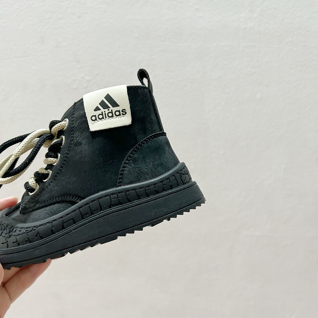 图片[8]-🔗 Adidas学院风高邦儿童面包鞋 尺码：26-37码 🌟Adidas作为运动时尚界的领军者，一直以其经典设计和创新理念引领着全球潮流。这款高邦儿童面包鞋，不仅拥有经典的学院风格，而且在舒适度和功能性上也达到了新高度！🎈 🌈鞋面采用柔软舒适的材质，既保暖又透气，让孩子的每一步都自在如风。🍃 👠细节方面，这款鞋子采用简约而不失优雅的设计，经典的三条杠标志，以及鲜艳的颜色搭配，无论是搭配校服还是休闲装都能完美契合。🌈-选品中心