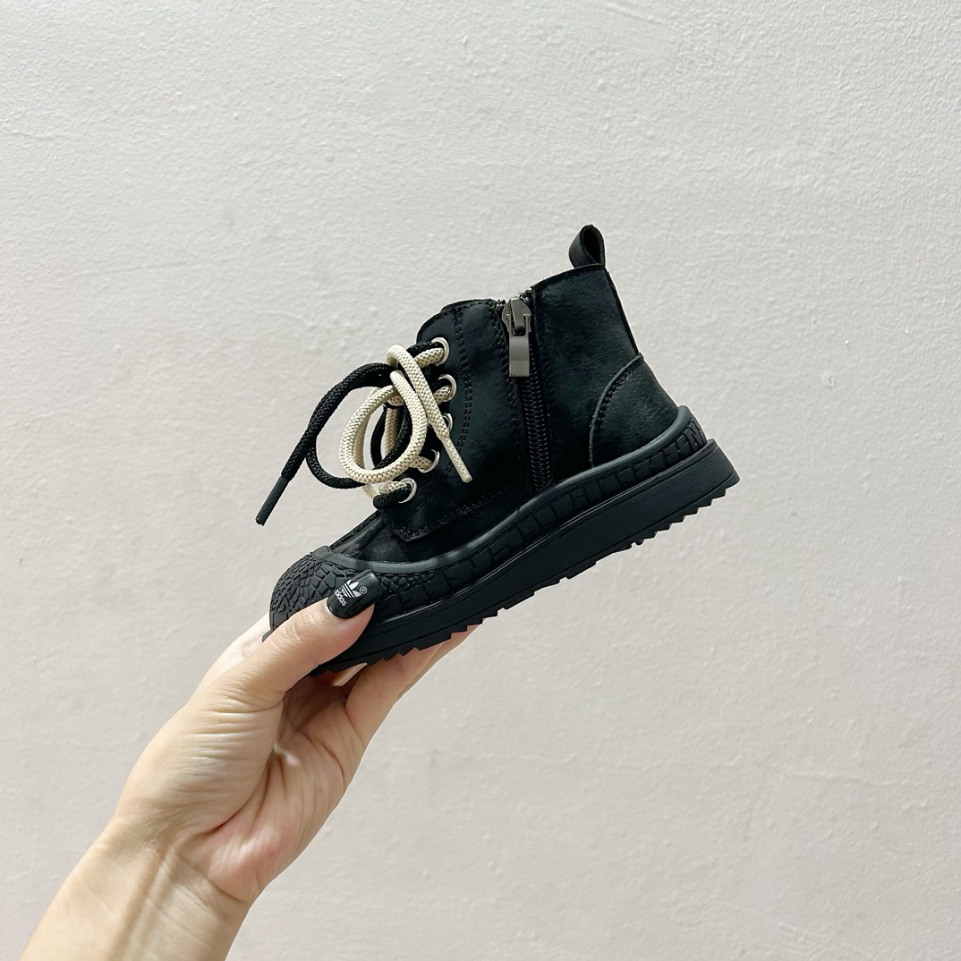 图片[4]-🔗 Adidas学院风高邦儿童面包鞋 尺码：26-37码 🌟Adidas作为运动时尚界的领军者，一直以其经典设计和创新理念引领着全球潮流。这款高邦儿童面包鞋，不仅拥有经典的学院风格，而且在舒适度和功能性上也达到了新高度！🎈 🌈鞋面采用柔软舒适的材质，既保暖又透气，让孩子的每一步都自在如风。🍃 👠细节方面，这款鞋子采用简约而不失优雅的设计，经典的三条杠标志，以及鲜艳的颜色搭配，无论是搭配校服还是休闲装都能完美契合。🌈-选品中心