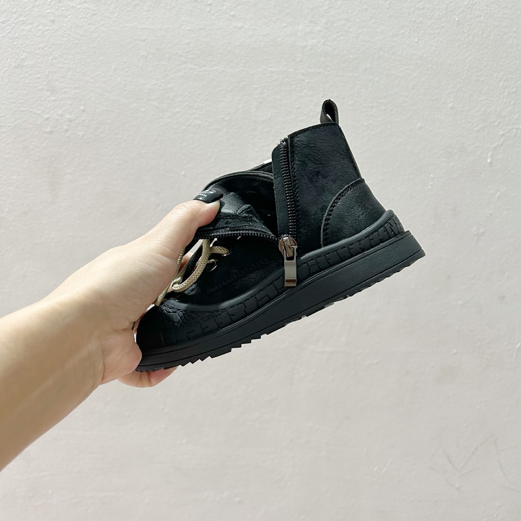 图片[7]-🔗 Adidas学院风高邦儿童面包鞋 尺码：26-37码 🌟Adidas作为运动时尚界的领军者，一直以其经典设计和创新理念引领着全球潮流。这款高邦儿童面包鞋，不仅拥有经典的学院风格，而且在舒适度和功能性上也达到了新高度！🎈 🌈鞋面采用柔软舒适的材质，既保暖又透气，让孩子的每一步都自在如风。🍃 👠细节方面，这款鞋子采用简约而不失优雅的设计，经典的三条杠标志，以及鲜艳的颜色搭配，无论是搭配校服还是休闲装都能完美契合。🌈-选品中心