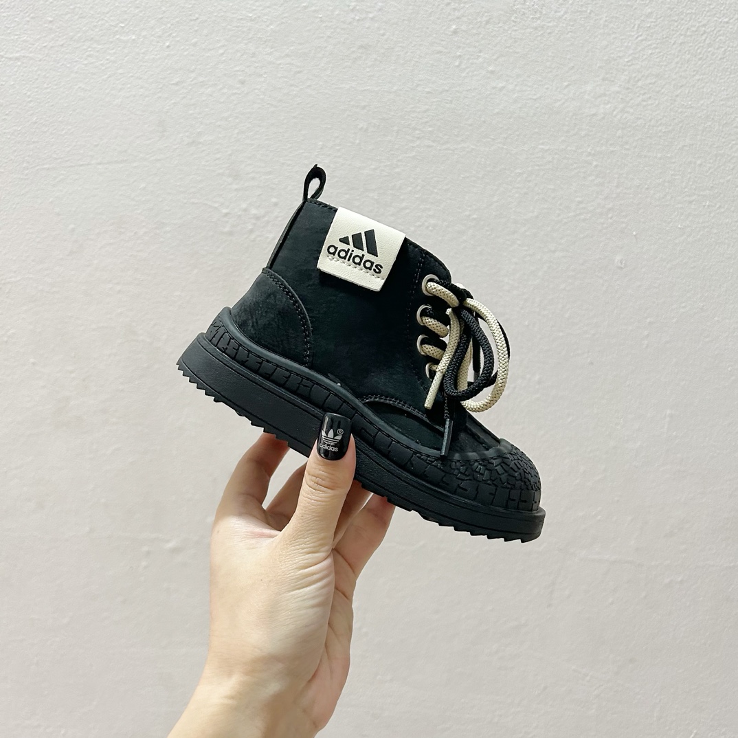 图片[2]-🔗 Adidas学院风高邦儿童面包鞋 尺码：26-37码 🌟Adidas作为运动时尚界的领军者，一直以其经典设计和创新理念引领着全球潮流。这款高邦儿童面包鞋，不仅拥有经典的学院风格，而且在舒适度和功能性上也达到了新高度！🎈 🌈鞋面采用柔软舒适的材质，既保暖又透气，让孩子的每一步都自在如风。🍃 👠细节方面，这款鞋子采用简约而不失优雅的设计，经典的三条杠标志，以及鲜艳的颜色搭配，无论是搭配校服还是休闲装都能完美契合。🌈-选品中心